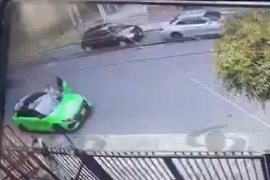 Cámara captó el robo por el que conductor de Audi arrolló a ladrones en Bogotá
