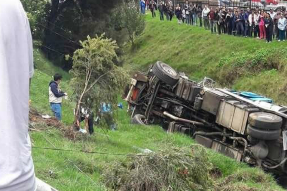 Volcamiento de vehículo de carga deja cuatro heridos en Boyacá