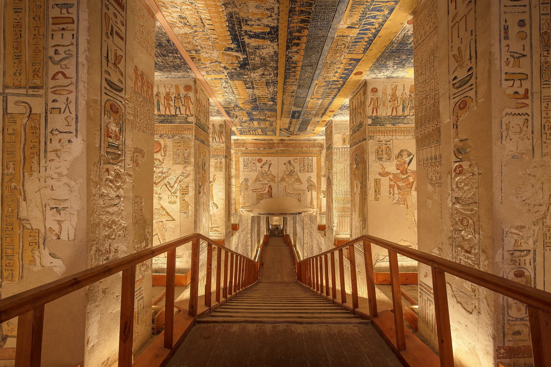 Egipto: el centenario del descubrimiento de la tumba de Tutankamón, pero las iniciativas de turismo comunitario también están surgiendo en un Egipto alejado de las antiguas glorias faraónicas. Desde circuitos organizados a pie por puestos callejeros de comida pasando por el Sinai Trail, la ruta de senderismo de larga distancia del país, y acabando en el Red Sea Mountain Trail, una ruta de 170km que atraviesa el árido interior de la costa del mar Rojo.