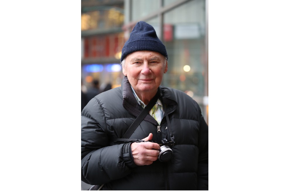 Richard Estes es conocido por sus escenas callejeras de Nueva York con reflejos cristalinos de las fachadas de las tiendas y los cuadros de las aceras.