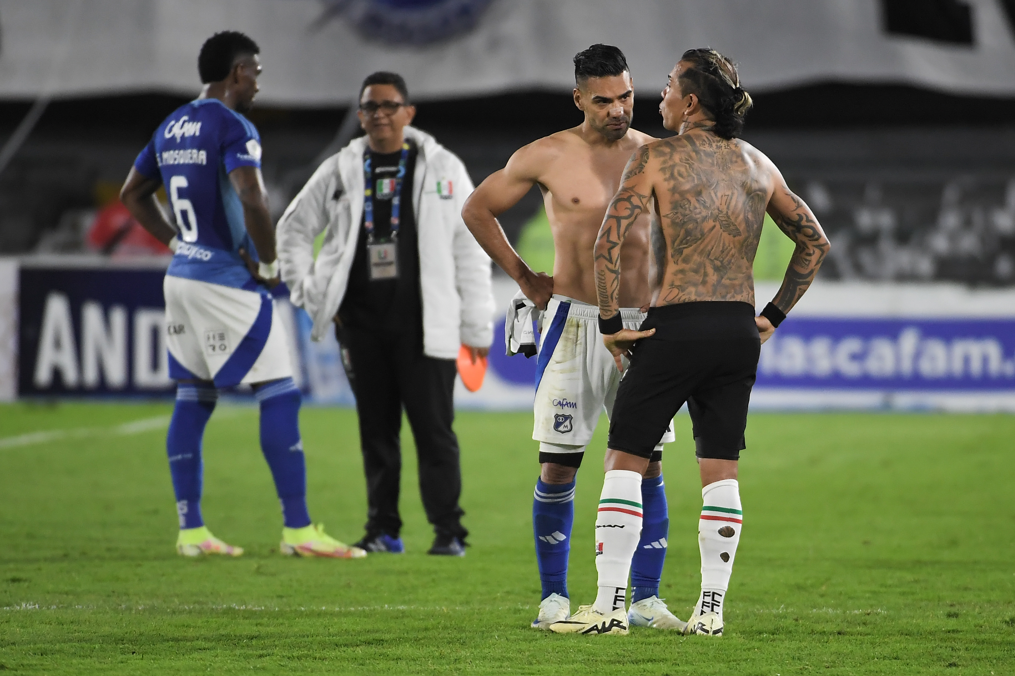 Jugador de Millonarios durante el compromiso ante Once Caldas en el Estadio El Campin de Bogotá, lo acompaña el jugador Dayro Moreno