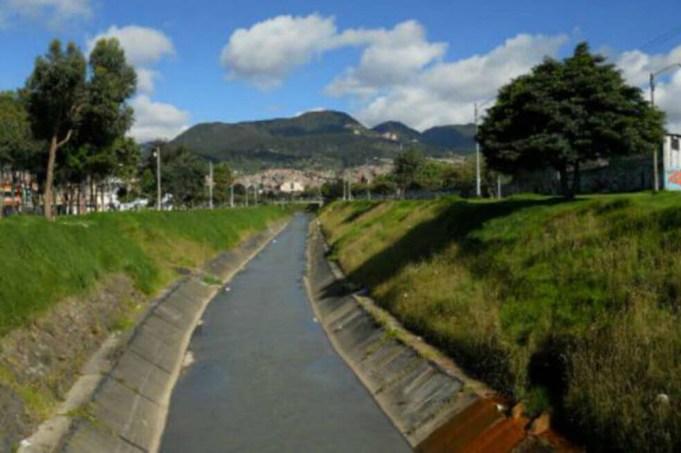 Hallan restos de cuerpo desmembrado cerca de un caño en Fontibón