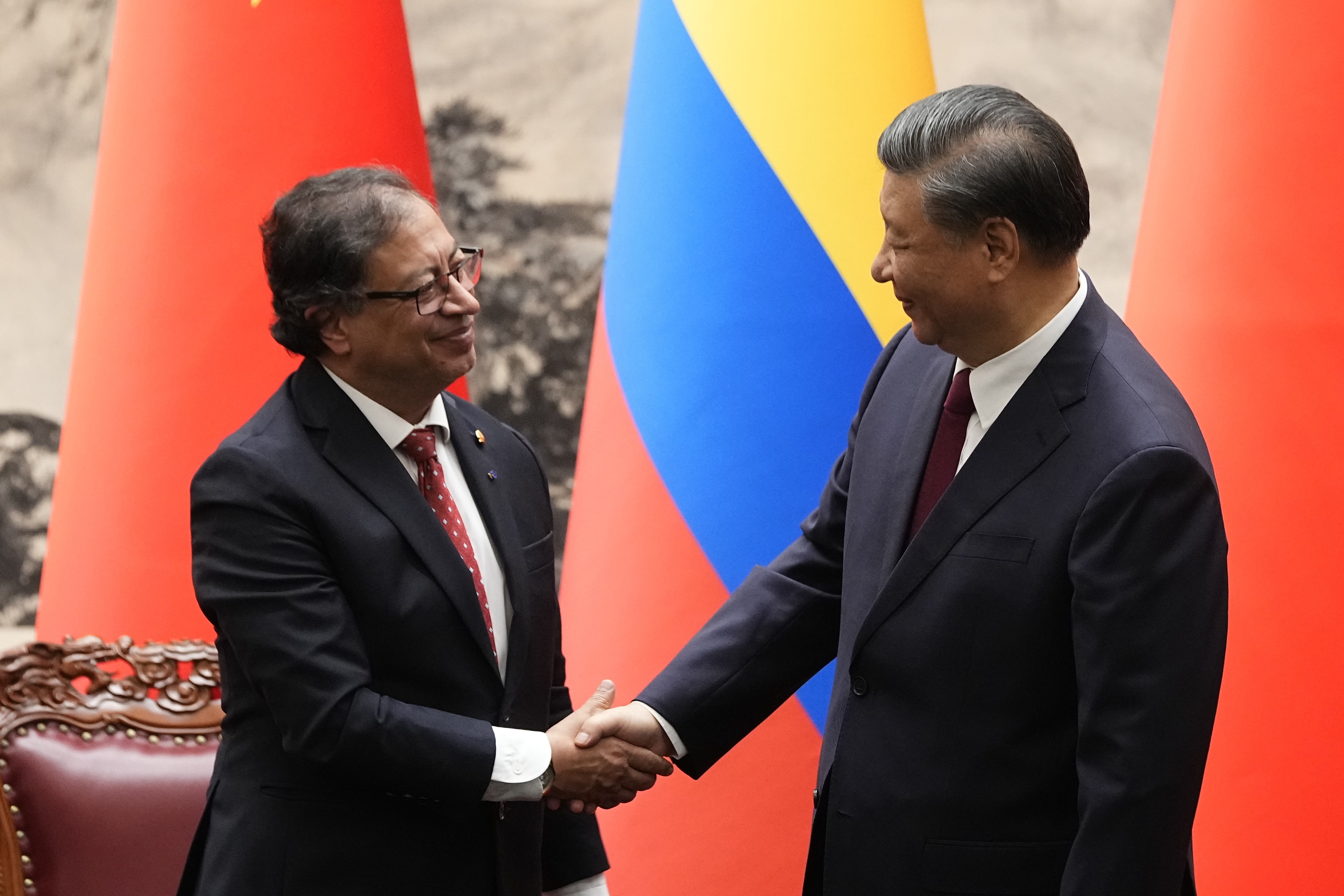 Beijing (China), 25/10/2023.- Chinese President Xi Jinping (R) shakes hands with Colombian President Gustavo Petro during a signing ceremony held at the Great Hall of the People in Beijing, China, 25 October 2023. EFE/EPA/KEN ISHII / POOL