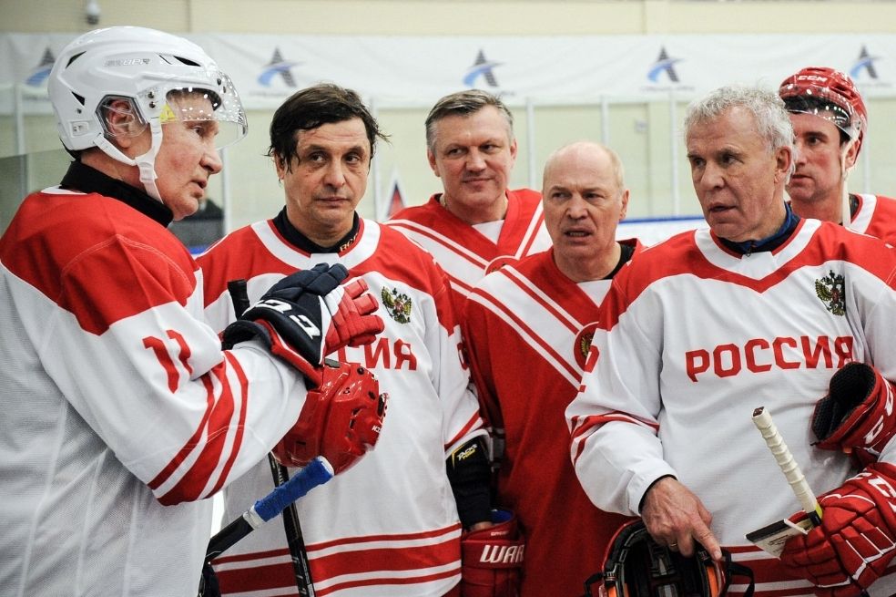 Putin y Lukashenko hacen diplomacia en patines durante un partido de hockey