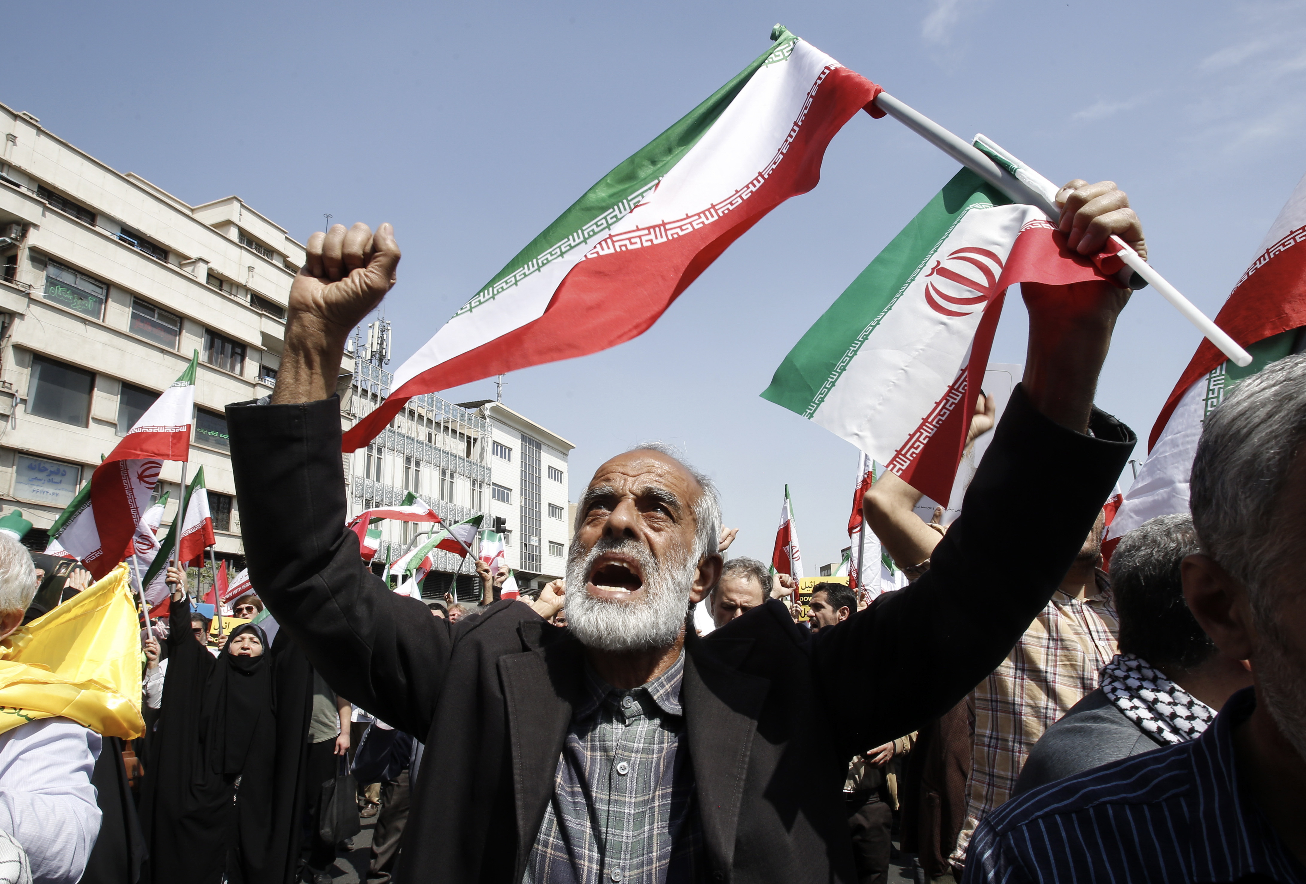 Tehran (Iran(islamic Republic Of)), 19/04/2024.- Iranians shout slogans and wave Iranian flags during an anti-Israel rally in Tehran, Iran, 19 April 2024. Iranian state media reported that three aerial objects were destroyed by air defense systems over the central city of Isfahan early morning on 19 April. The explosions come after a drone and missile attack carried by Iran's Islamic Revolutionary Guards Corps (IRGC) towards Israel on 13 April, following an airstrike on the Iranian embassy in Syria which Iran claimed was conducted by Israel. (Siria, Teherán) EFE/EPA/ABEDIN TAHERKENAREH