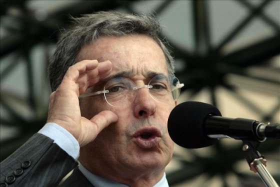 «Seguramente si me hubiera reunido con paramilitares habríamos acabado con la guerrilla»: Uribe