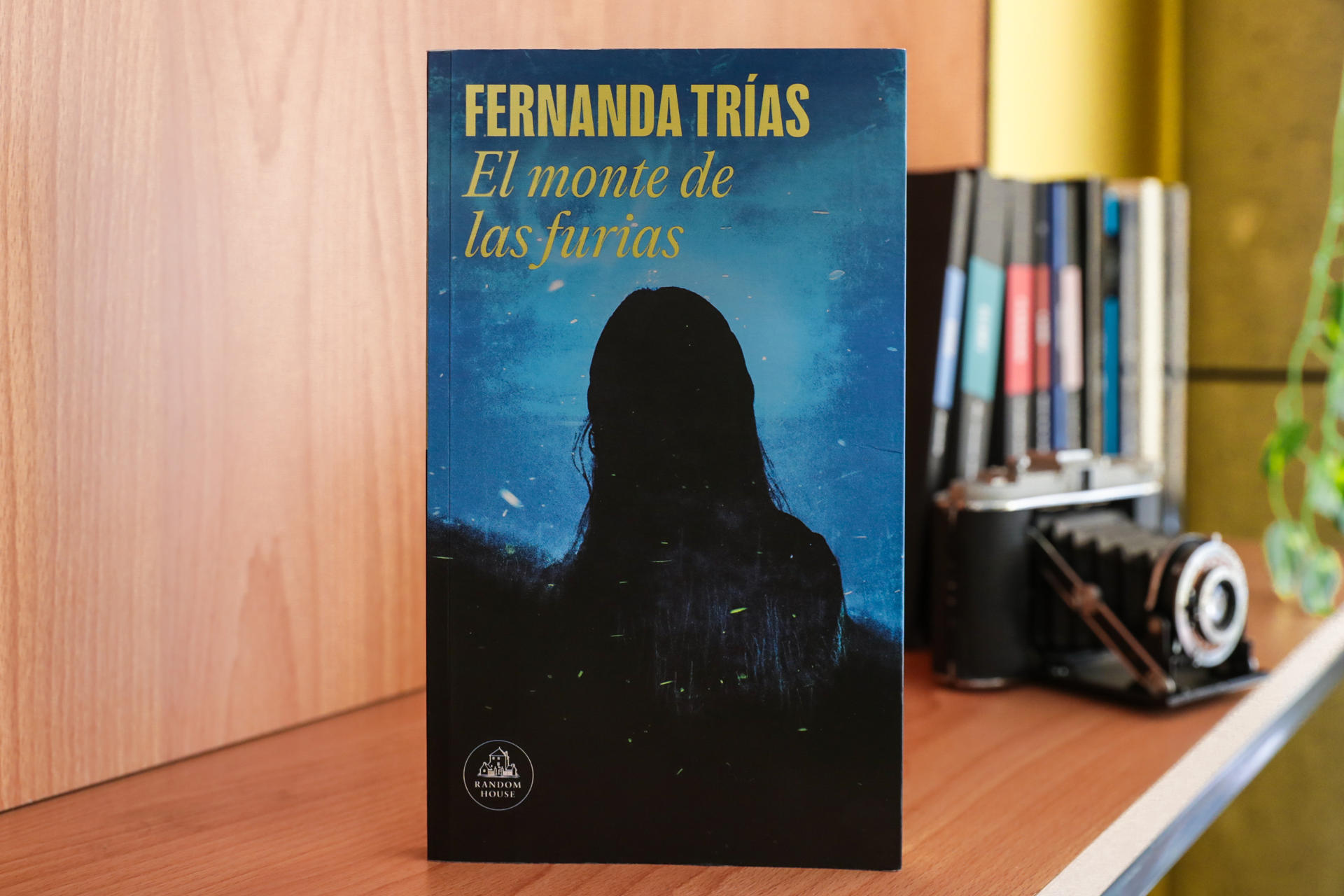 AME8247. MONTEVIDEO (URUGUAY), 11/04/2025.- Fotografía del 3 de abril de 2025 de un ejemplar de la novela 'El monte de las furias' de la escritora Fernanda Trías en Montevideo (Uruguay). Consciente de que el arte "siempre se adelanta" y plantea "nuevas maneras de estar en el mundo", Fernanda Trías invita en su nueva novela a vislumbrar un "horizonte utópico" donde humanidad y naturaleza se cuidan y coexisten en armonía. EFE/ Alejandro Prieto
