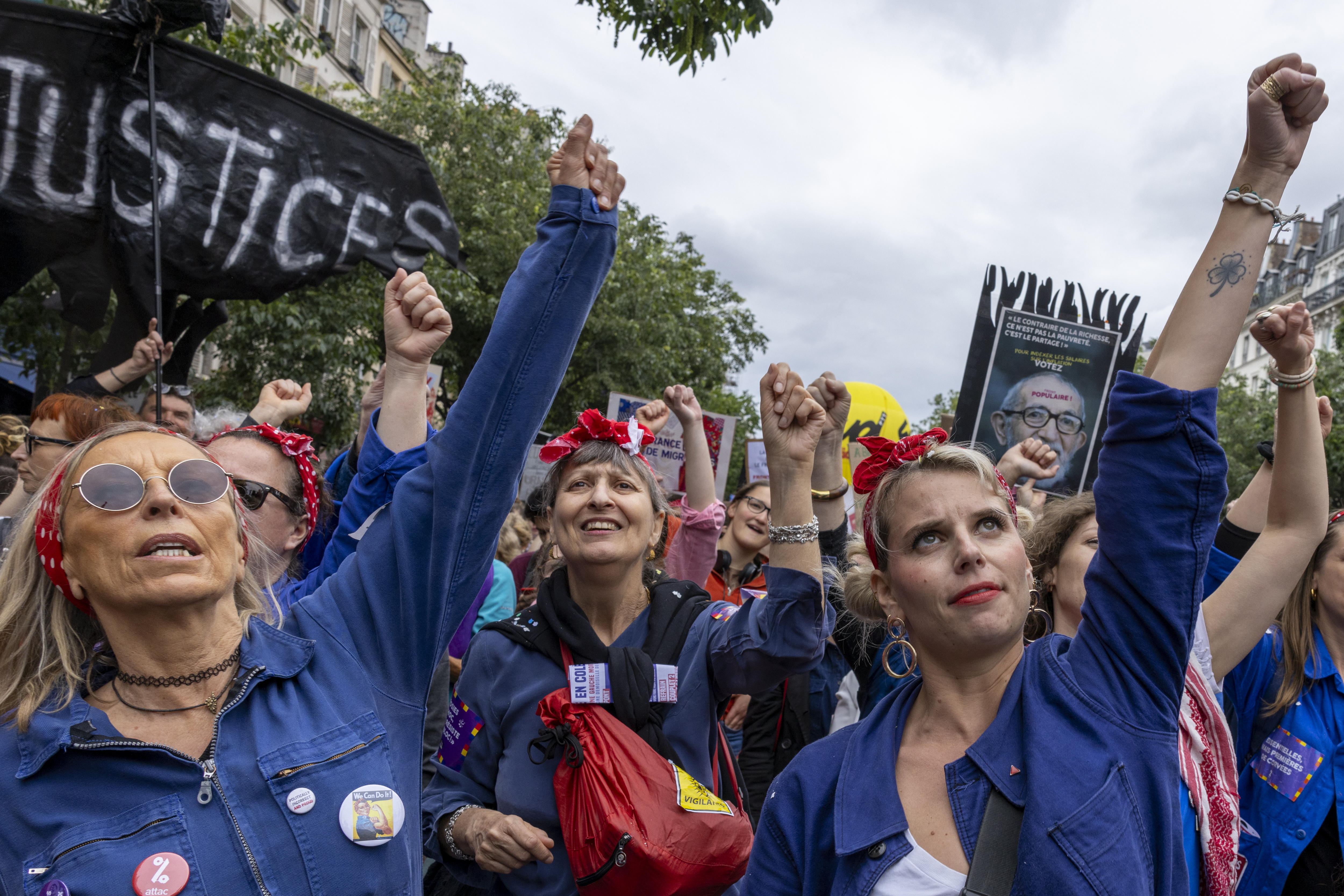 Paris (France), 15/06/2024.- People take part in a demonstration against the French far right party National Rally (Rassemblement National or RN) following the results of the European elections, in Paris, France, 15 June 2024. Syndicates and several associations called for a protest against the RN following French President Emmanuel Macron's announcement on 09 June to dissolve the National Assembly and to call for new elections on 30 June and 07 July. (Elecciones, Protestas, Francia) EFE/EPA/ANDRE PAIN