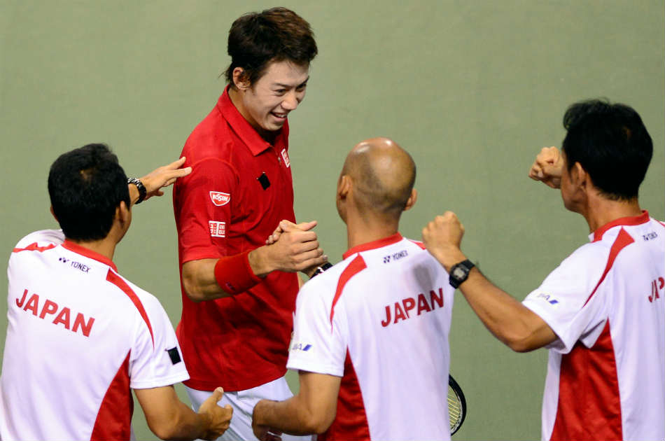 Kei Nishikori, figura de Japón, festeja con sus compañeros el pase al Grupo Mundial.