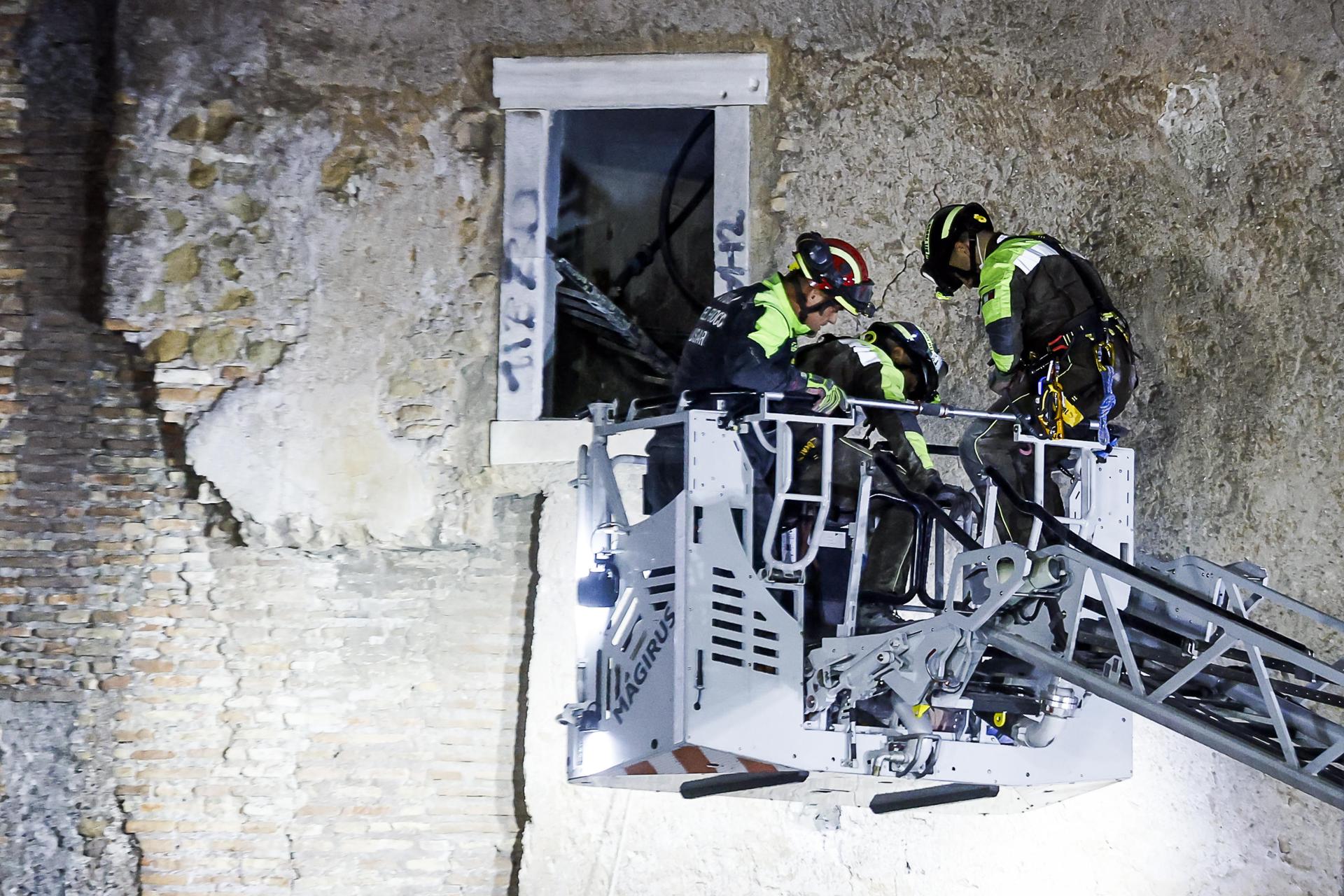 Rescatan al trabajador atrapado en el derrumbe de la Torre dei Conti, en Roma
