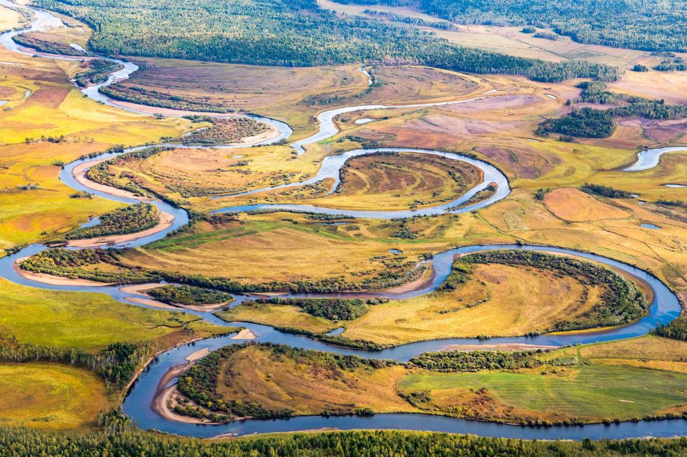 Línea de vida serpenteante de Ye Dong. "El río Nanweng serpentea entre campos dorados y llanuras boscosas en el noreste de China, dando forma a una de las regiones productoras de cereales más importantes del país", describe el autor.