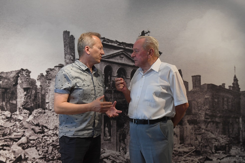 Jan Ksiazek, un historiador y director de un museo local, habla con el historiador Tadeusz Olejnik, frente a una foto de Wielun destruido. AFPLa orden de bombardear Wielun, una ciudad de unos 16.000 habitantes del centro de Polonia, la dio el general Wolfram von Richthofen, el exjefe de la Legión Cóndor, cuyos aviones habían arrasado la ciudad vasca de Guernica en 1937, un drama que inspiró la famosa tela de Picasso.