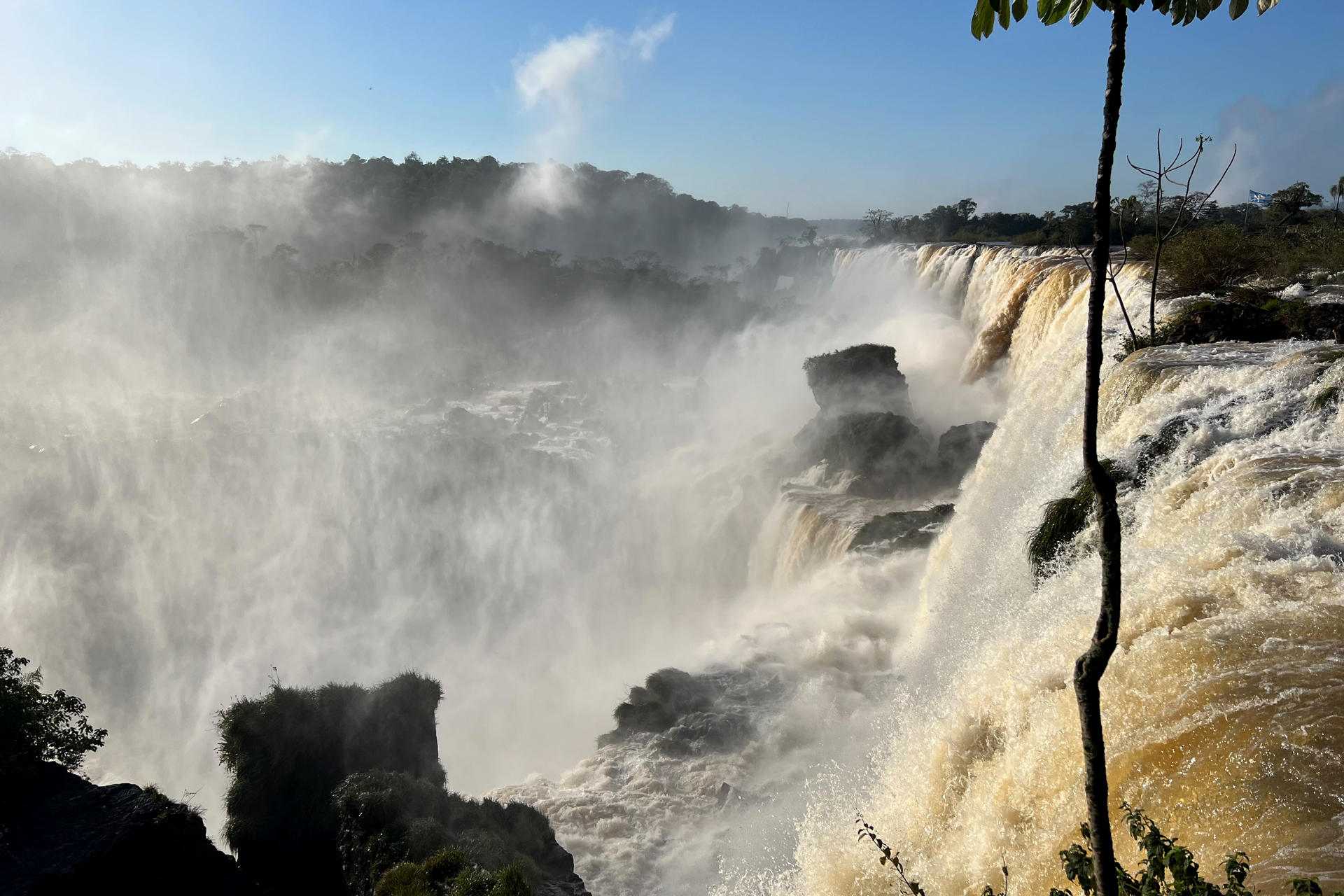 AME5654. PUERTO IGUAZÚ (ARGENTINA), 03/08/2026.- Fotografía cedida por la Dirección de Parques Nacionales de Argentina que muestra el Parque Nacional Iguazú este lunes, en Puerto Iguazú (Argentina). El Parque Iguazú, que protege las Cataratas, cerró de forma preventiva la pasarela de acceso a la imponente Garganta del Diablo ante las proyecciones para septiembre de una fuerte crecida del caudal del río Iguazú por el fenómeno climático de El Niño. EFE/ Dirección de Parques Nacionales de Argentina /SOLO USO EDITORIAL NO VENTAS /SOLO DISPONIBLE PARA ILUSTRAR LA NOTICIA QUE ACOMPAÑA (CRÉDITO OBLIGATORIO)