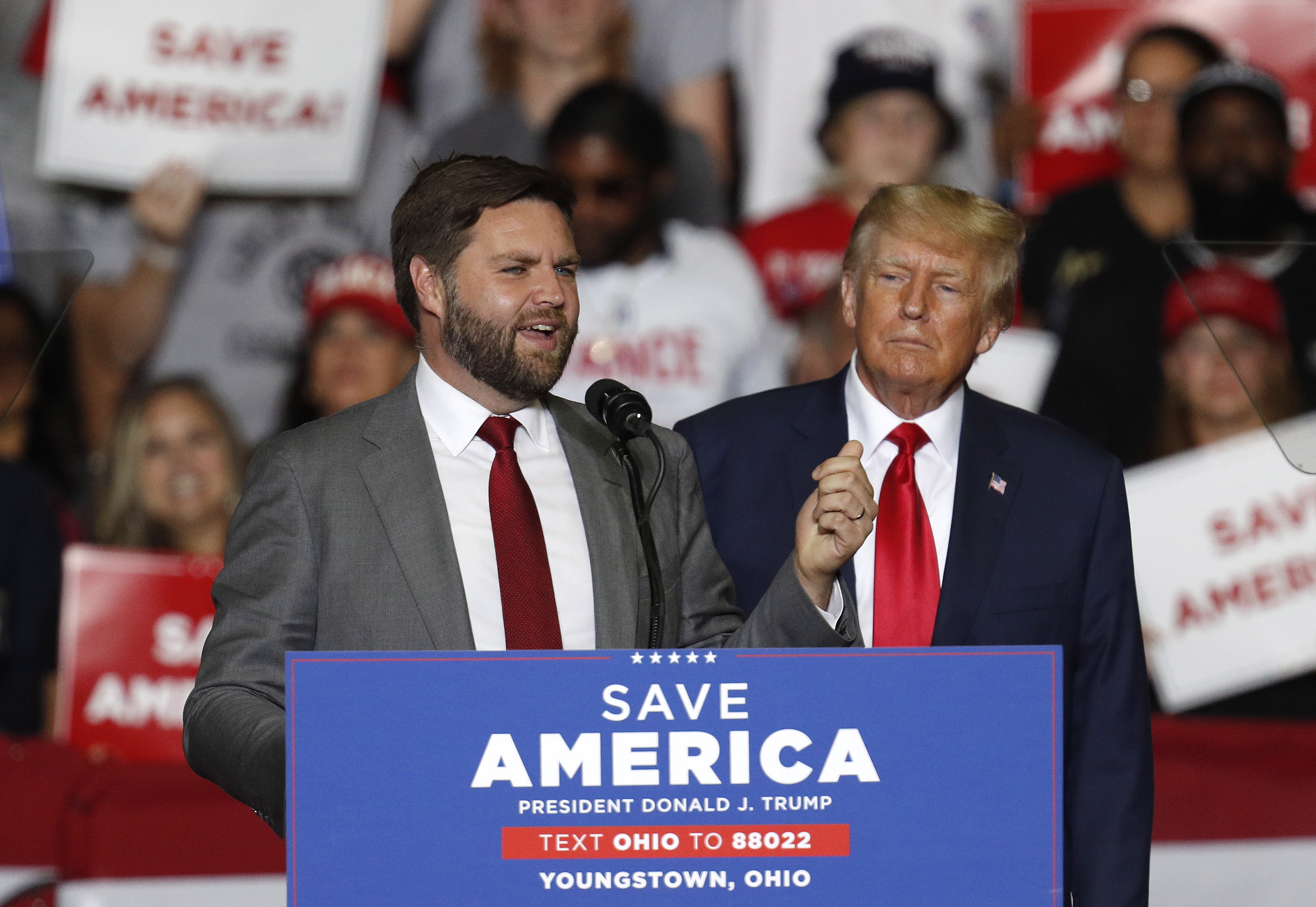 EA7071. YOUNGSTOWN (ESTADOS UNIDOS), 15/07/2024.- Fotografía de archivo en donde a parece Ohio J.D. Vance (i), candidato republicano al Senado de Estados Unidos por Ohio, junto al expresidente estadounidense Donald Trump (2017-2021) (d), en el Covelli Centre de Youngstown, el 17 de septiembre del 2022, Ohio (Estados Unidos). Trump eligió este lunes como su candidato a vicepresidente al senador de Ohio J.D. Vance, un joven de 39 años que además de político también es empresario y escritor. EFE/EPA/DAVID MAXWELL