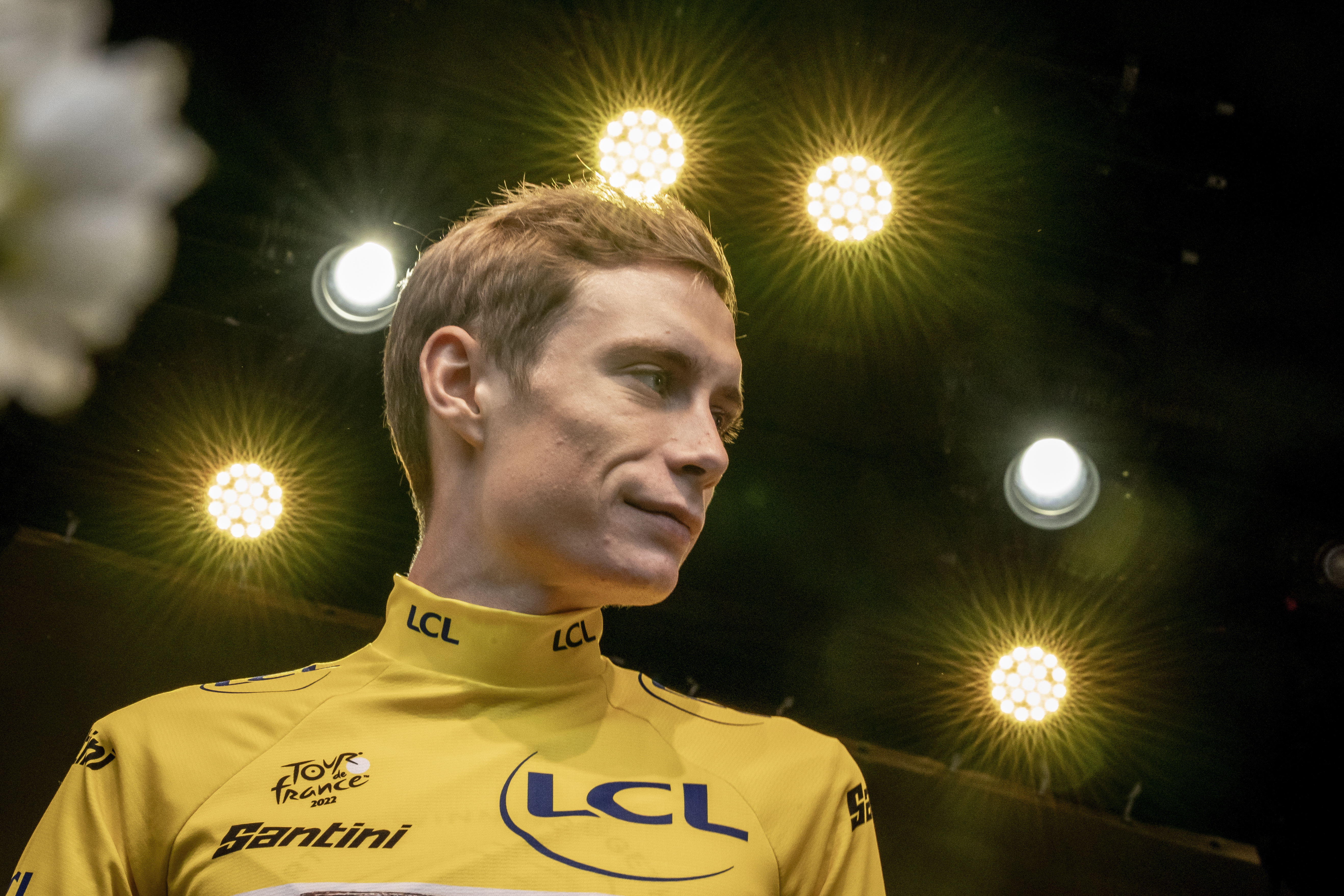 Copenhagen (Denmark), 27/07/2022.- Danish rider Jonas Vingegaard of Team Jumbo-Visma wearing the overall leader's yellow jersey speaks to fans at the Tivoli amusement park in central Copenhagen, Denmark, 27 July 2022. Vingegaard returned to Denmark after winning the Tour de France 2022 in the final stage on the Champs-Elysees in Paris, France, on 24 July 2022. (Ciclismo, Abierto, Dinamarca, Francia, Copenhague) EFE/EPA/Mads Claus Rasmussen DENMARK OUT