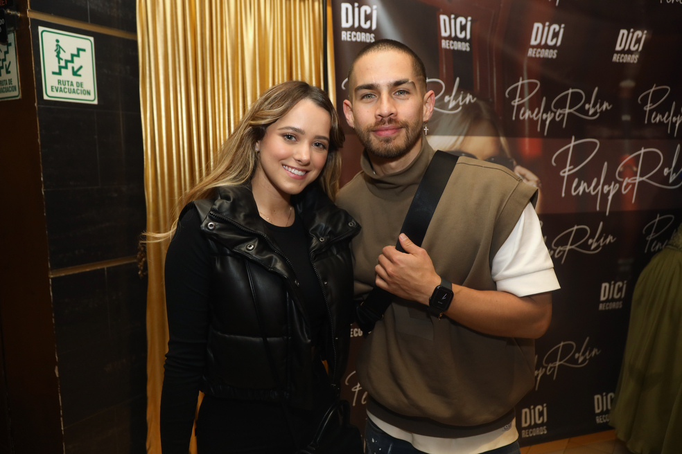 Kevin Bury de ‘Romina Poderosa’ y su novia Michelle Olvera presumen su embarazo
