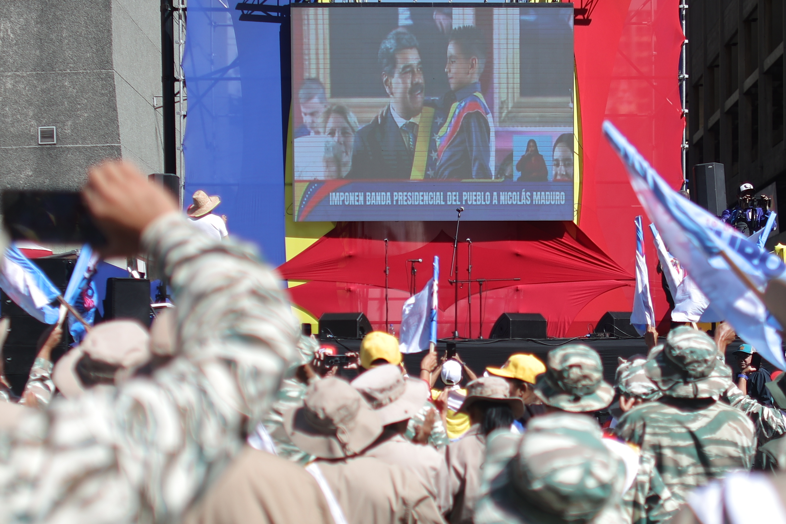 AME150. CARACAS (VENEZUELA), 10/01/2025.- Integrantes de las milicias bolivarianas siguen la transmisión de la investidura de Nicolás Maduro como presidente de Venezuela este viernes, en Caracas (Venezuela). Maduro juró al cargo de presidente para el periodo 2025-2031, pese a las reiteradas denuncias de la oposición de que su candidato, Edmundo González Urrutia, fue el ganador de los comicios de julio. EFE/ Miguel Gutiérrez