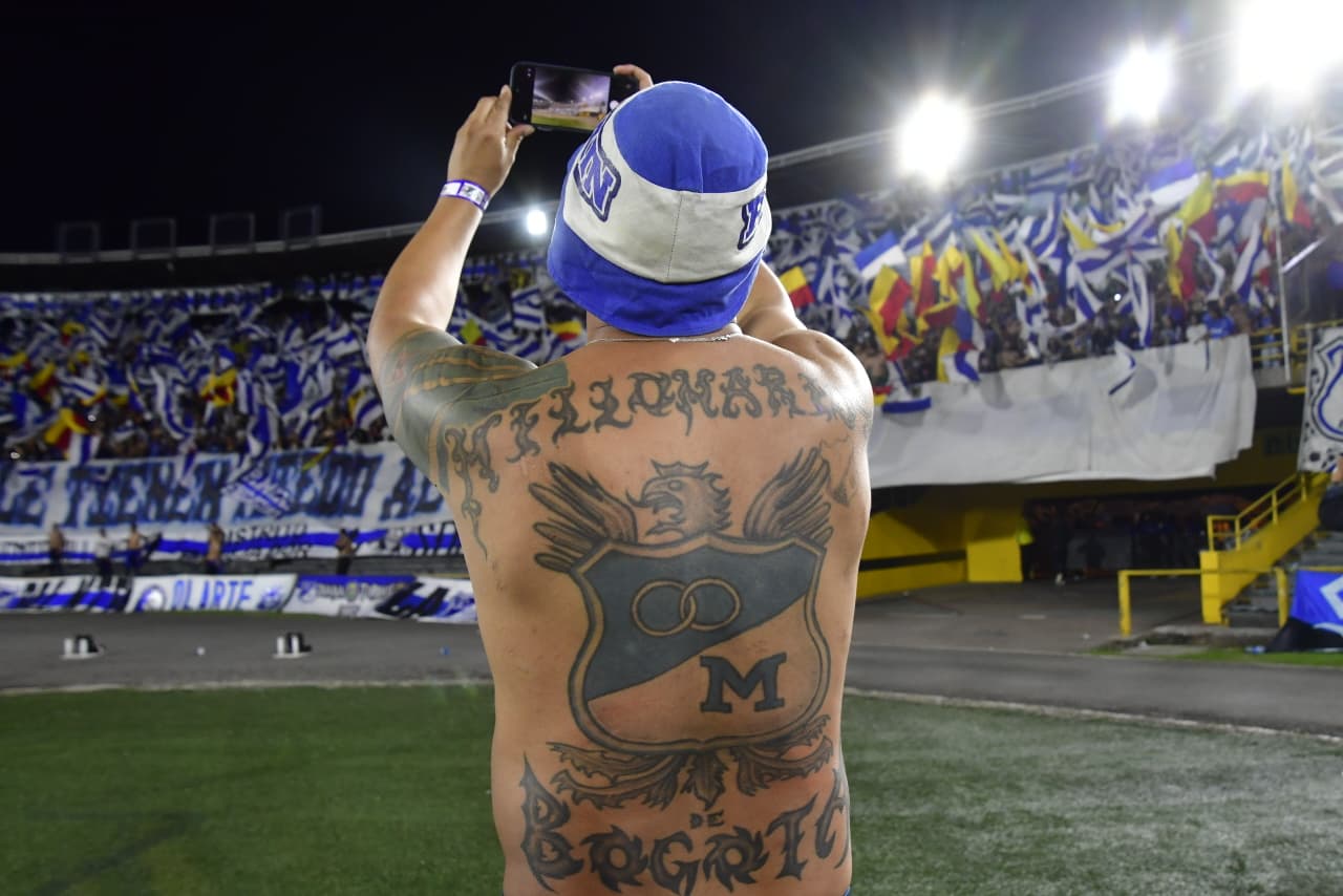 Hincha de Millonarios tomándole una foto a la tribuna de la barra popular "Blue Rain".