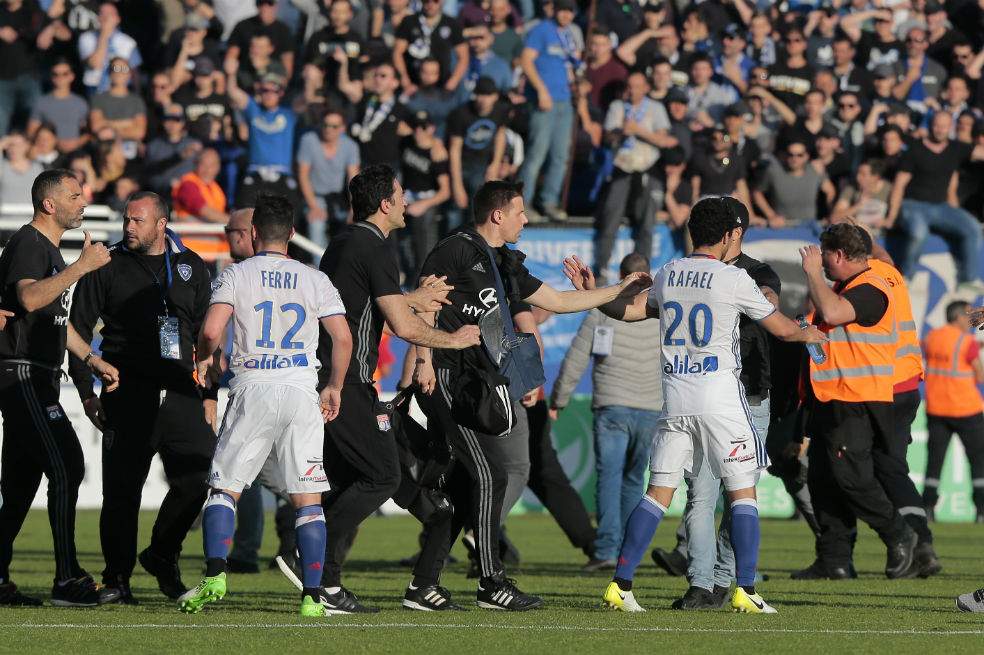 Hinchas del Bastia agredieron a jugadores del Lyon