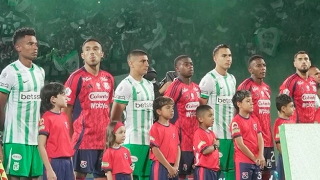 Jugadores de Atlético Nacional e Independiente Medellín durante el clásico paisa de la Liga BetPlay 2025.