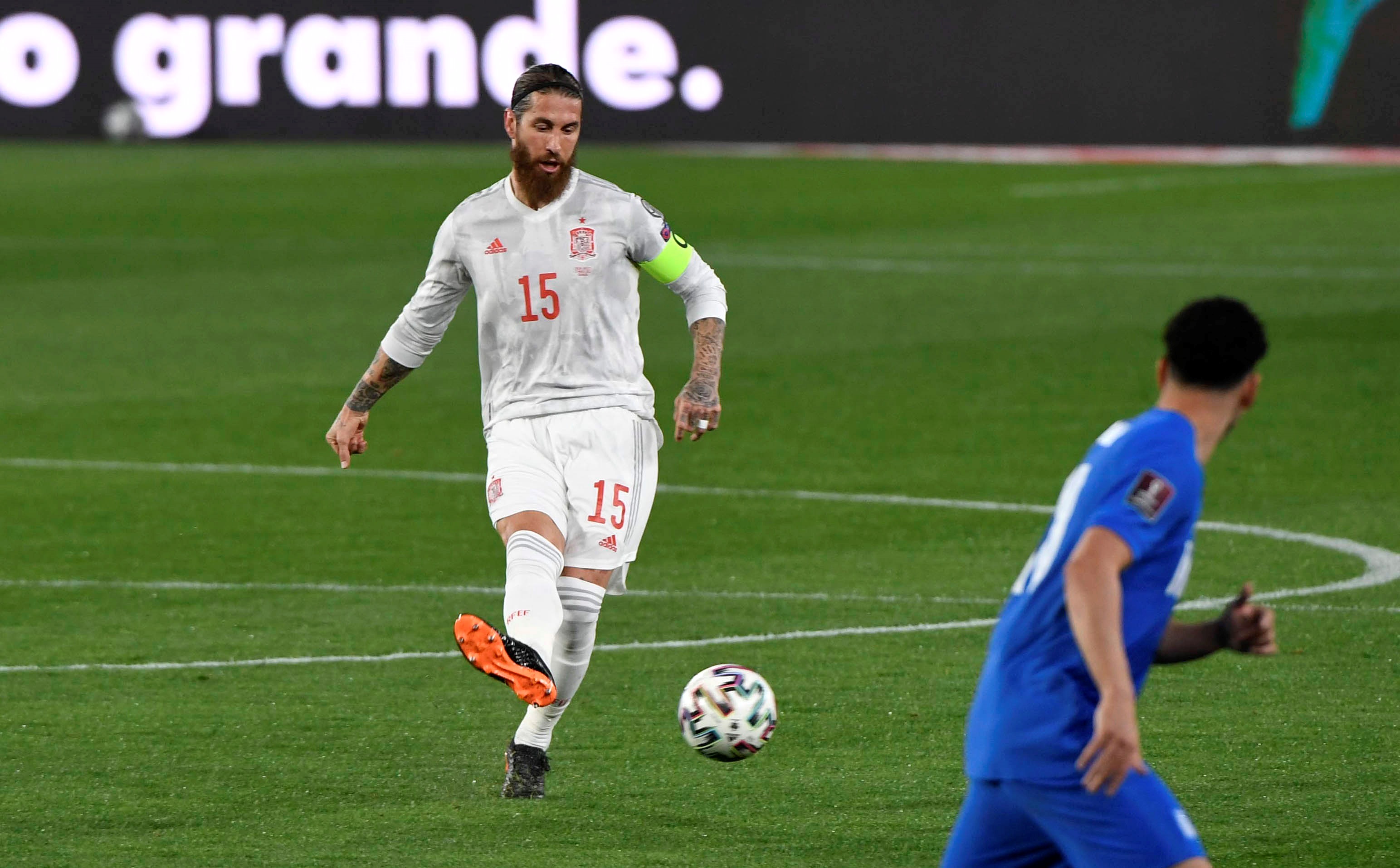 Sergio Ramos se retiró con tristeza de la selección española