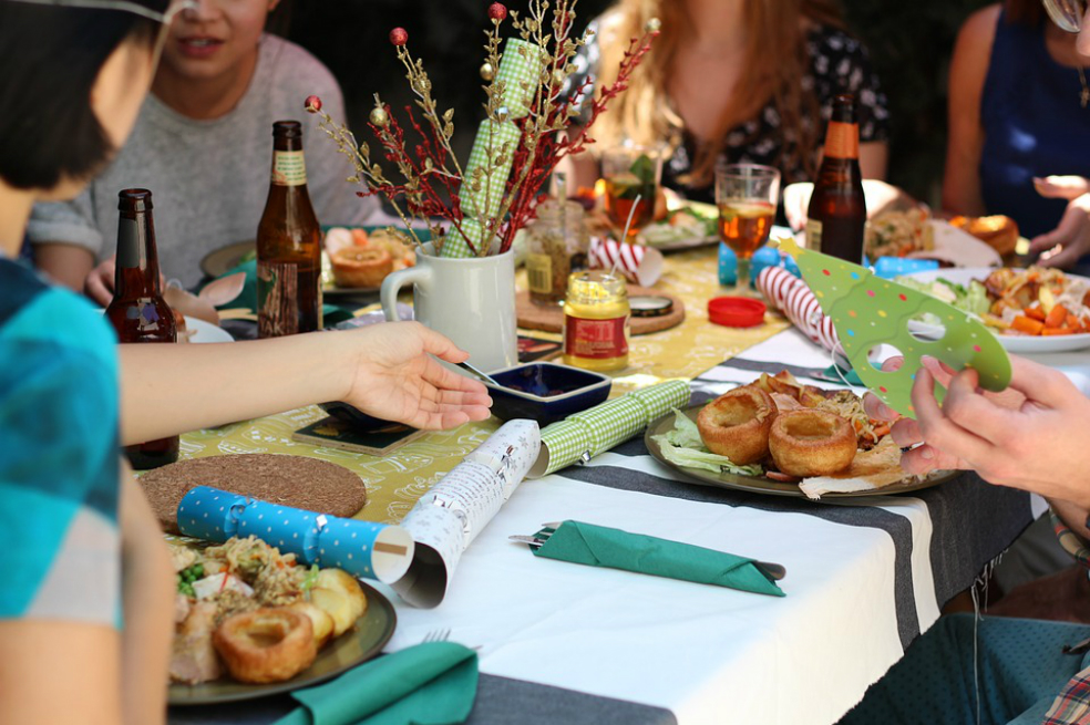 Estudio demuestra que comer en compañía genera más satisfacción en las personas