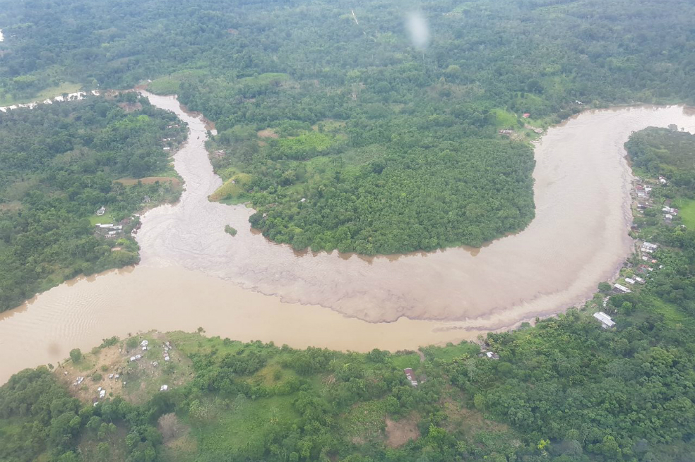 Refuerzan labores de contención de crudo en Tumaco por atentado terrorista