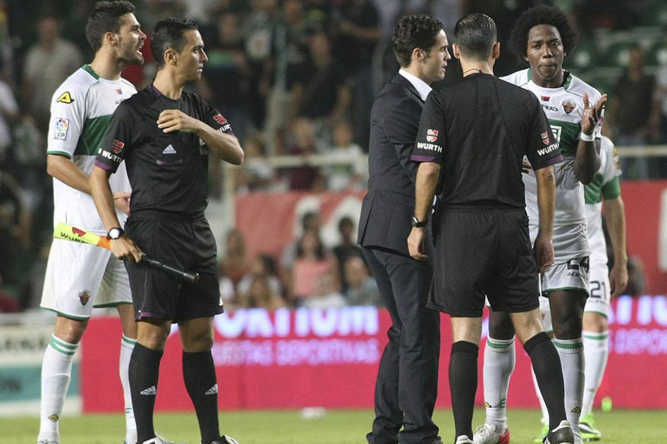 Carlos Sánchez, sancionado por una fecha por un penal que no existió