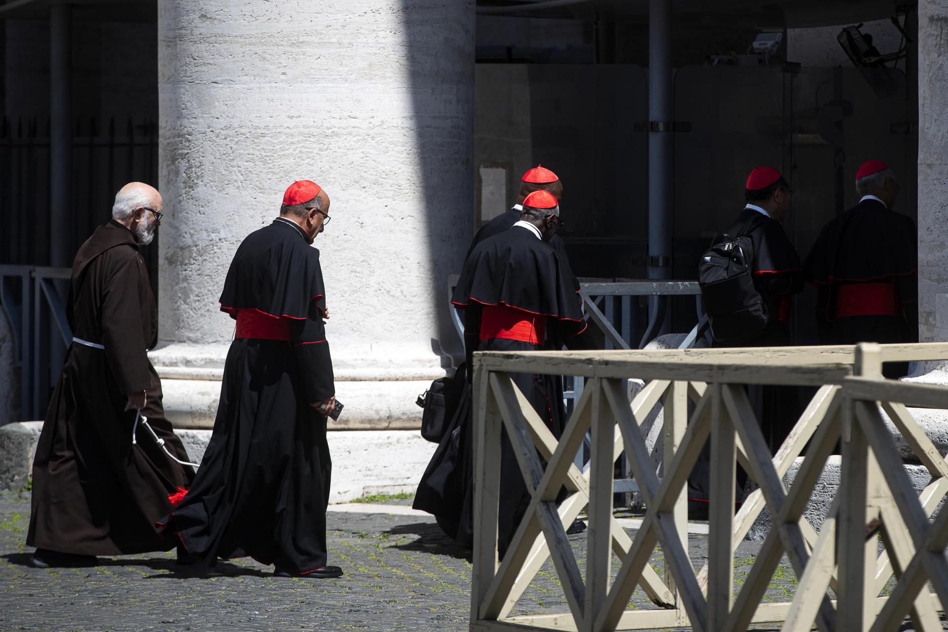 ¿Cuánto ganan los cardenales, quienes elegirán al nuevo papa en el Vaticano?