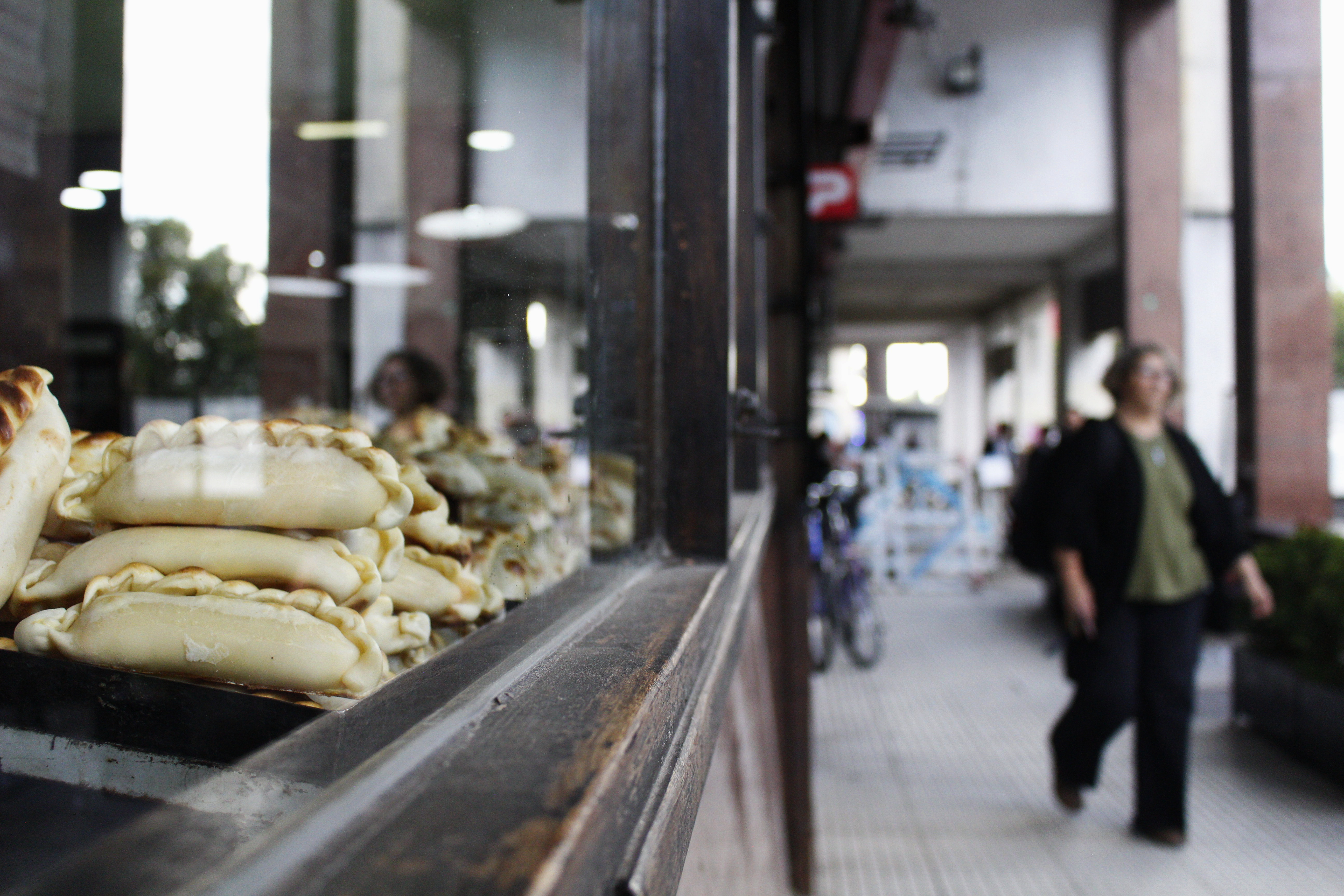Buenos Aires también es gastronomía en cualquier esquina. Reconocidos y galardonados restaurantes se codean con bodegones y puestos callejeros en mercados históricos donde los vecinos siguen comprando milanesas y morcilla como hace 100 años, mientras los turistas nos asombramos por lo particular de sus contrastes.