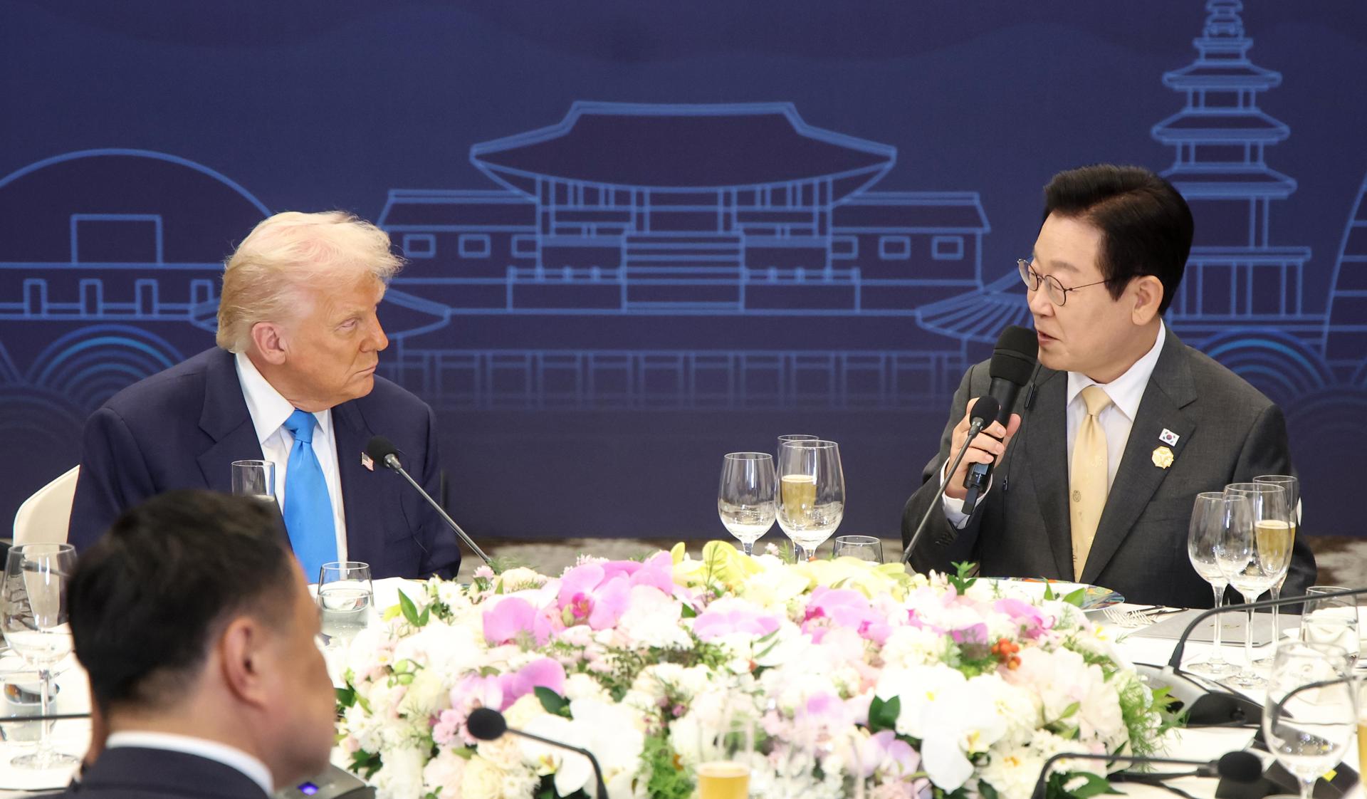 Gyeongju (Korea, Republic Of), 29/10/2025.- South Korean President Lee Jae Myung (R) and US President Donald Trump (L) attend a special dinner held for state leaders at the Hilton Hotel in the southeastern city of Gyeongju, South Korea, 29 October 2025. South Korea is hosting the 2025 Asia-Pacific Economic Cooperation (APEC) annual meeting in Gyeongju from 31 October to 01 November. (Corea del Sur) EFE/EPA/YONHAP SOUTH KOREA OUT