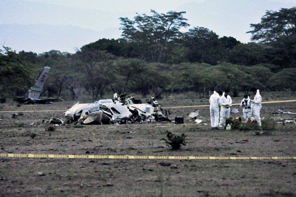 Rescatan los cuerpos de 11 militares muertos en accidente aéreo