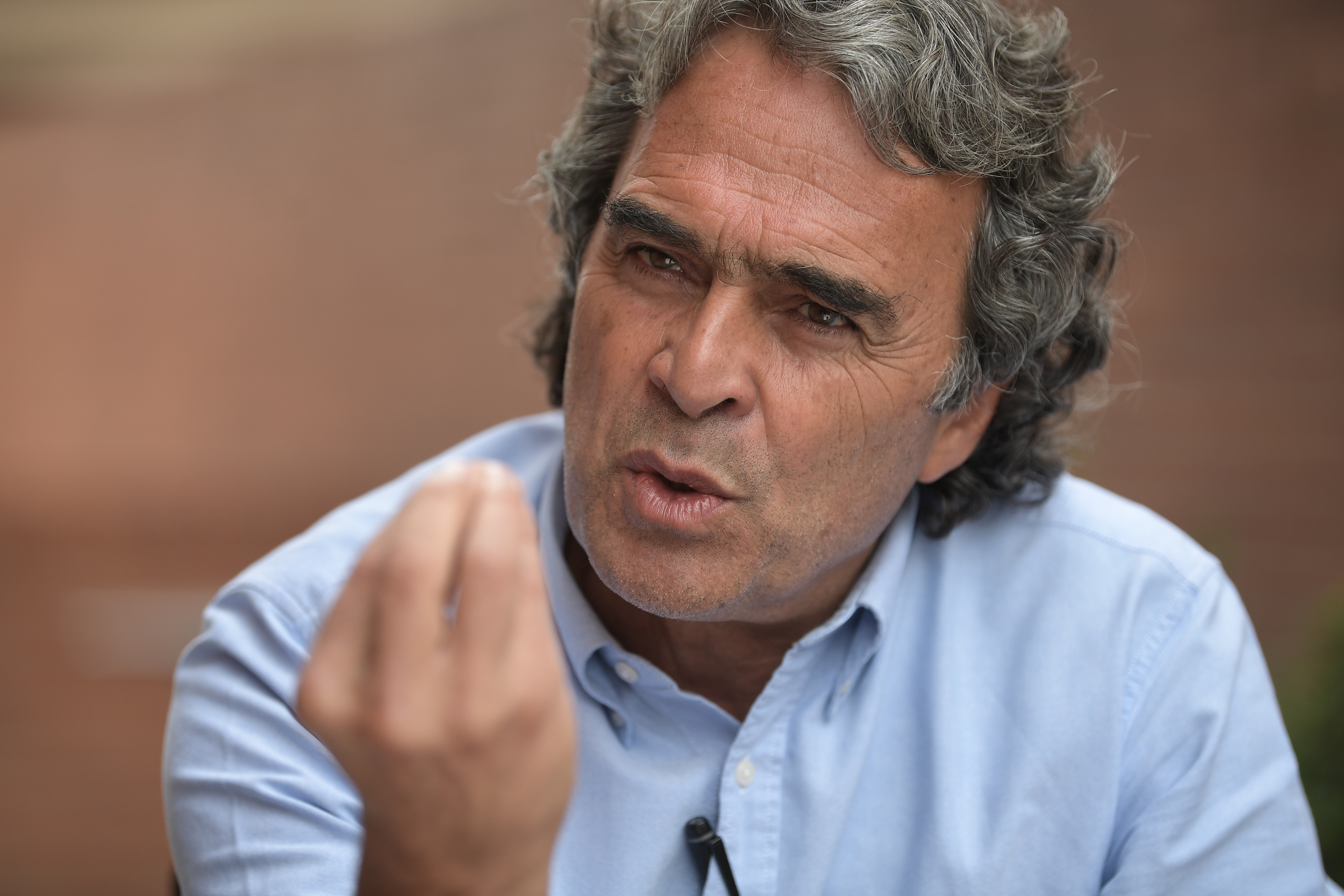 Político colombiano, precandidato presidencial para 2022 por el Partido Verde, en entrevista.