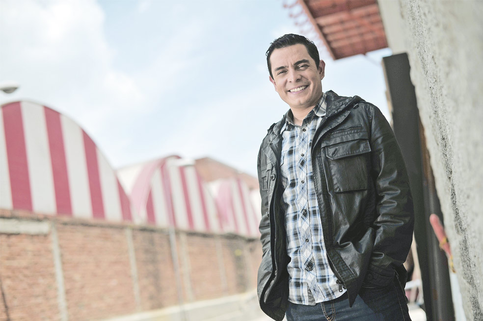 Dany Hoyos no viste tan colorido como Suso ni tan formal como cuando presenta “Tu cara me suena”. A sus 34 años luce relajado y siempre sonriente como sus personajes. / Andrés Torres - El Espectador