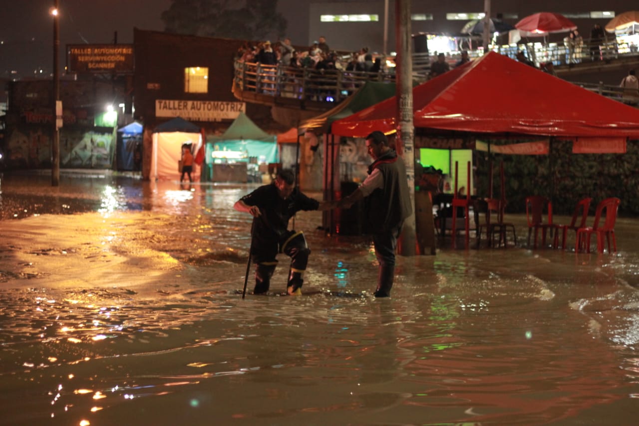 Sumadas a las jornadas de protestas, durante la tarde de este viernes, cayeron fuertes lluvias que inundaron varias vías principales que contribuyeron al colapso vial en la zona.