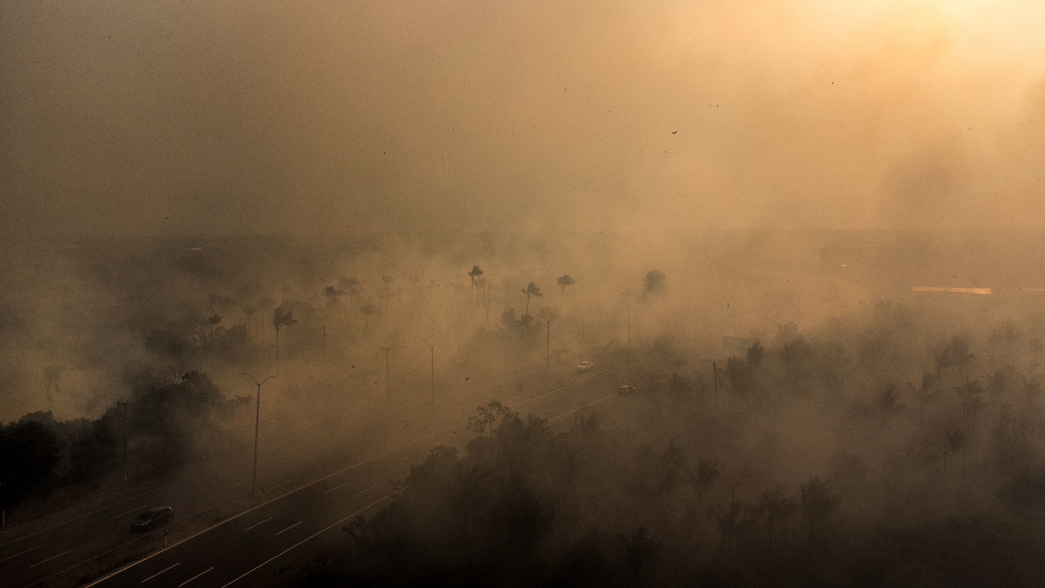 AME6401. MANAOS (BRASIL), 05/09/2024.- Fotografía tomada con un dron de un incendio que se apoderó de una zona verde este jueves, en la ciudad de Manaos, Amazonas (Brasil). Amazonas, el estado más grande de Brasil, sufre una crisis ambiental. Luego de vivir la mayor sequía de su historia e incendios récord en 2023, todo indica que este año las cifras podrían ser superadas e incluso antes de lo previsto. EFE/ Raphael Alves