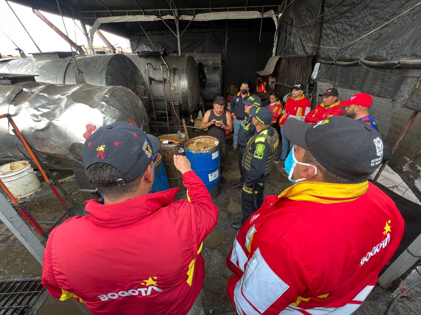 Cierran locales por comercializar insumos vehiculares y gasolina sin autorización