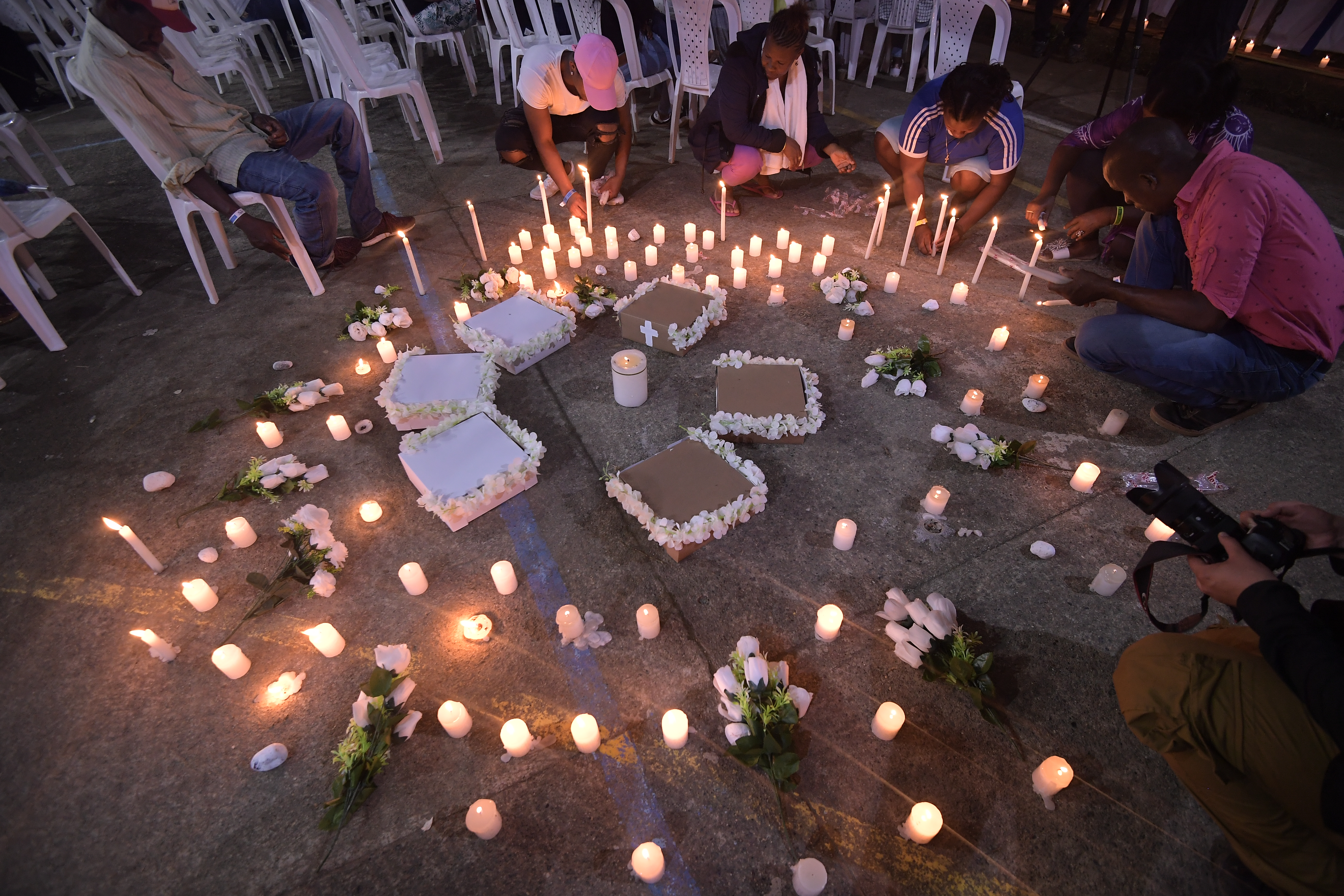 Ceremonia realizada por los familiares para despedir los 99 cofres en los que reposan los cuerpos de las víctimas de la masacre ocurrida el 2 de mayo de 2002, en Bojayá (Chocó).
