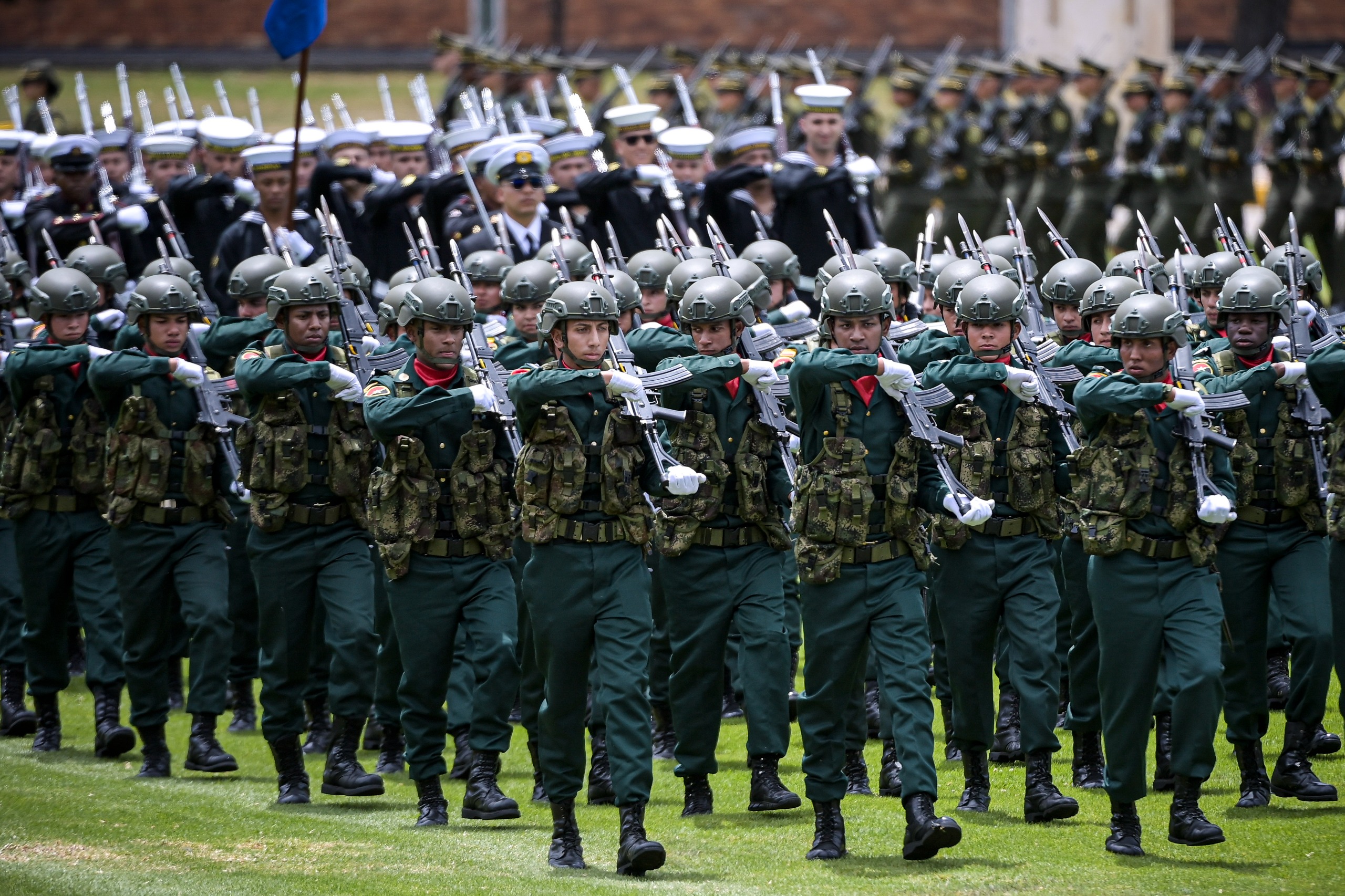 Un total de 360 uniformados asistieron a la ceremonia de posesión encabezada por el presidente De la Espriella. Ante ellos, el mandatario trazó la hoja de ruta de seguridad de su gobierno para las Fuerzas Militares y la Policía Nacional. El evento se realizó en la Escuela Militar de Cadetes de Bogotá.