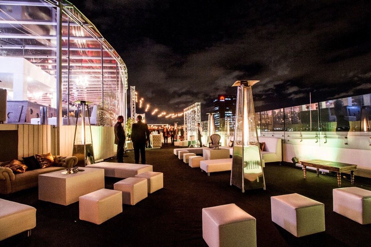 4. Terraza panorámica para la noche o el día¿Habías pensado en una vista 360 grados de la capital? Seguro tus invitados la pasarán genial en el último piso de un edificio inteligente e interactivo que cuenta con piscina y jacuzzi (opcional, se pueden cubrir), dos ambientes con capacidad para 300 personas, sonido, servicio de bar, iluminación nocturna, WiFi, parqueadero y hasta valet parking. Se alquila mínimo por 4 horas, cada una a $1.400.000 y está ubicado en el exclusivo sector de Navarra en Bogotá.