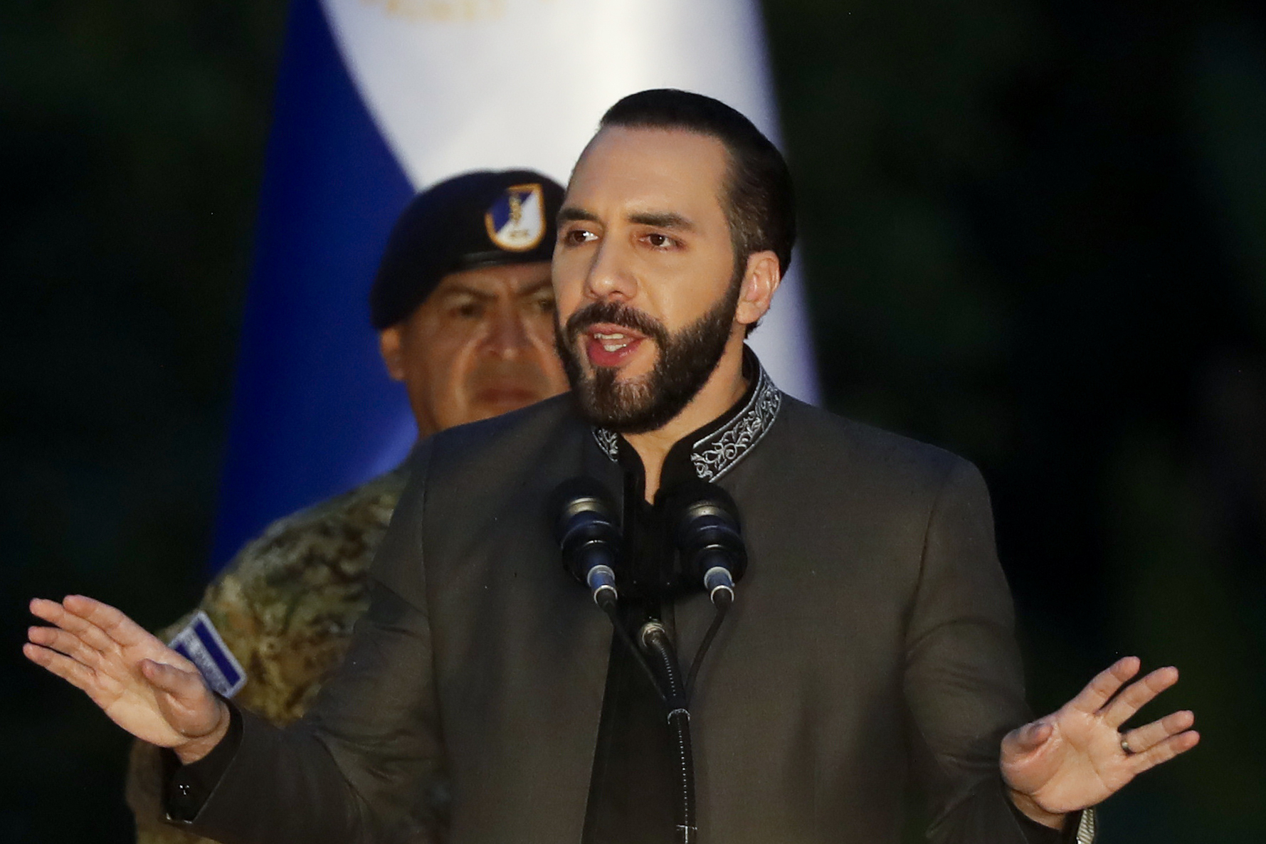 AME171. SAN SALVADOR (EL SALVADOR), 15/09/2024.- El presidente de El Salvador, Nayib Bukele, ofrece un discurso por el 203 aniversario de la Independencia centroamericana este domingo, en San Salvador (El Salvador). Bukele prometió que presentará ante el Congreso un proyecto de presupuesto para 2025 "completamente financiado" con recursos propios, para que el país no gaste más de lo que produce. EFE/ Rodrigo Sura