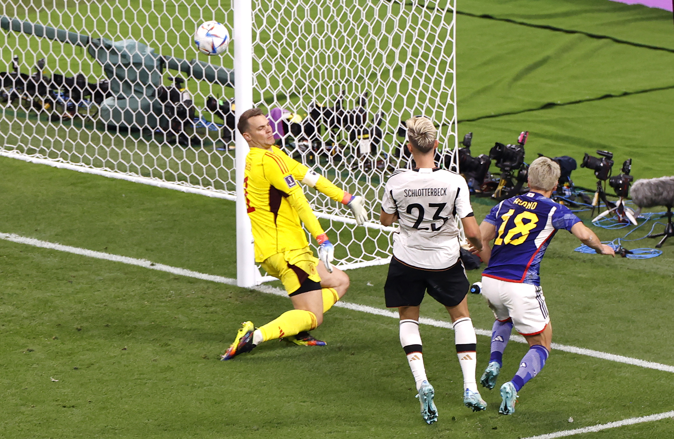 Doha (Qatar), 23/11/2022.- Takuma Asano (R) of Japan scores the second goal of his team against German goalkeeper Manuel Neuer during the FIFA World Cup 2022 group E soccer match between Germany and Japan at Khalifa International Stadium in Doha, Qatar, 23 November 2022. (Mundial de Fútbol, Alemania, Japón, Catar) EFE/EPA/Rungroj Yongrit