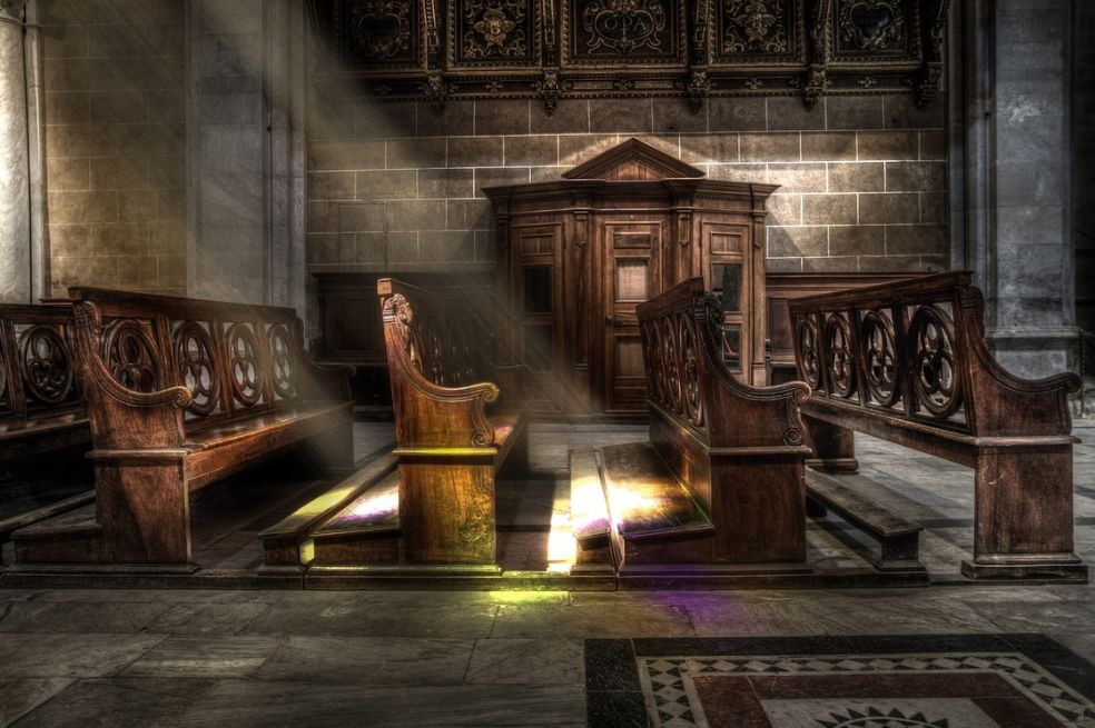 Sacerdote es amenazado de muerte tras permitir un show de ‘pole dance’ en su iglesia