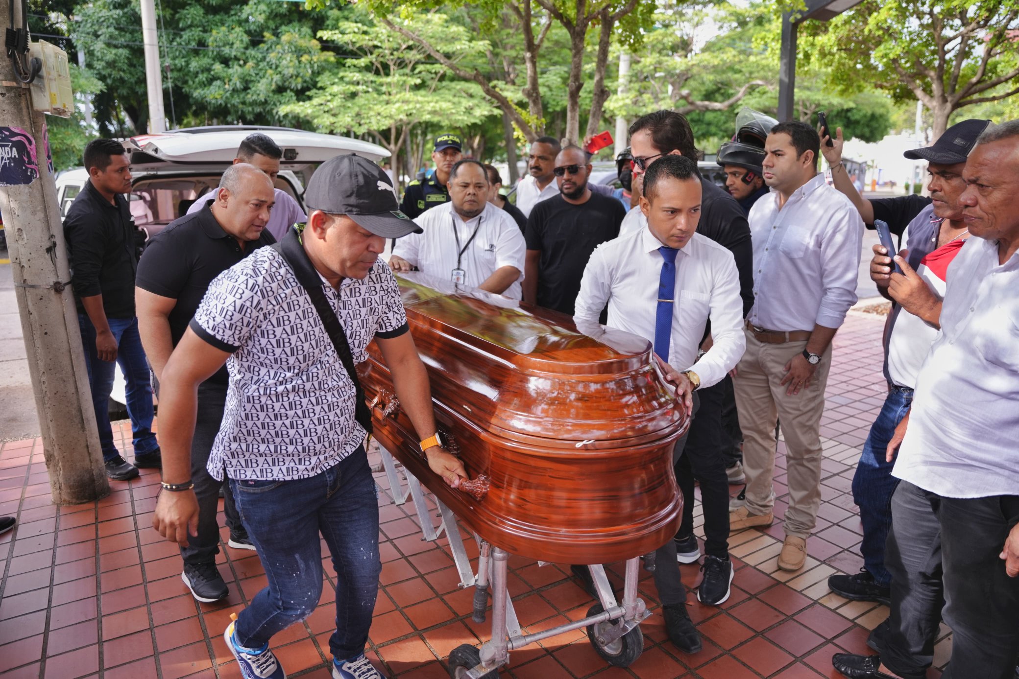 Los restos del músico Omar Geles llegan a la Biblioteca Departamental Rafael Carrillo Lúquez, en Valledupar, donde se lleva a cabo la ceremonia de cámara ardiente.