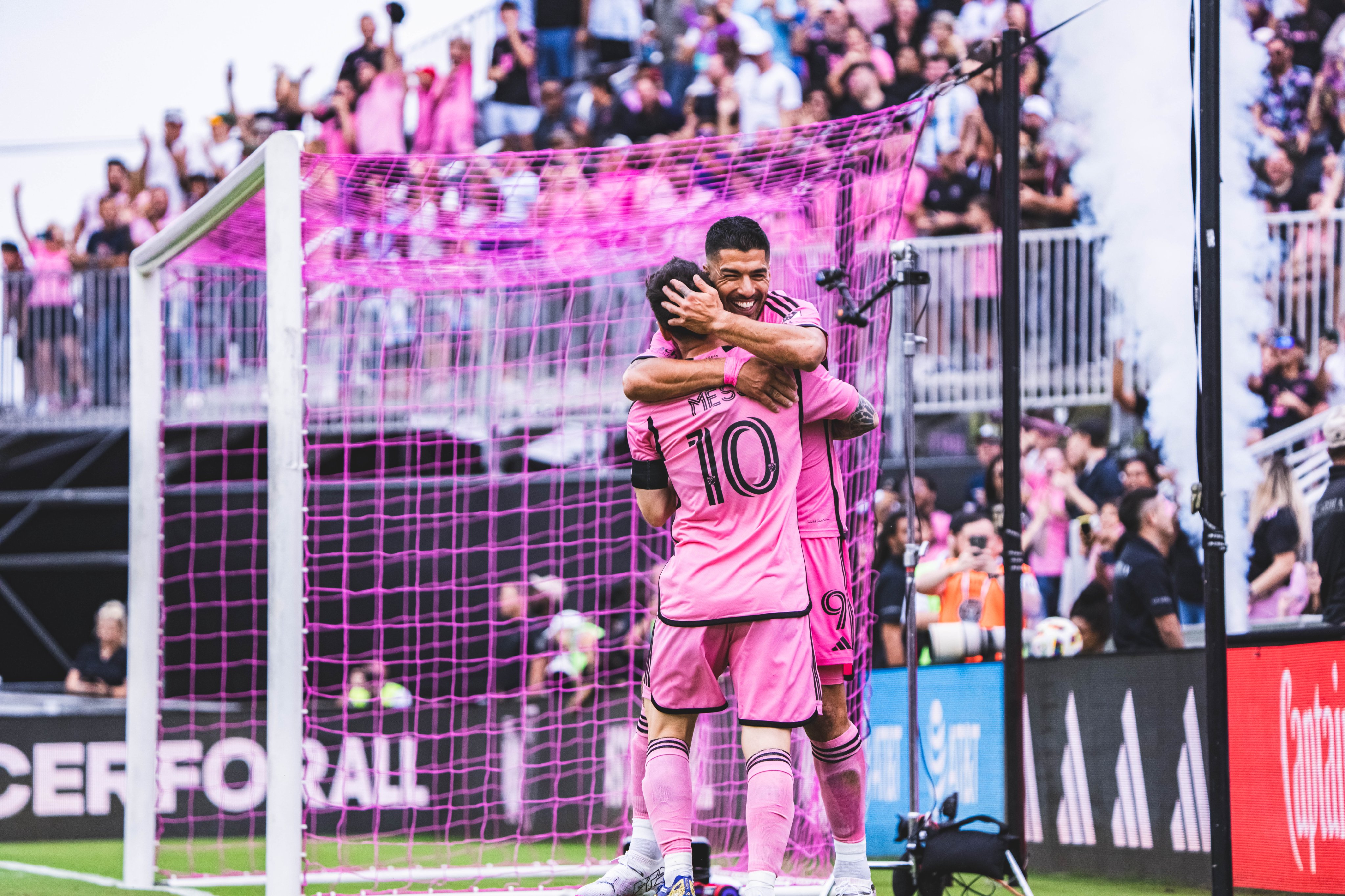 Inter Miami aplastó y goleó a Orlando con dobletes de Suárez y Messi: video