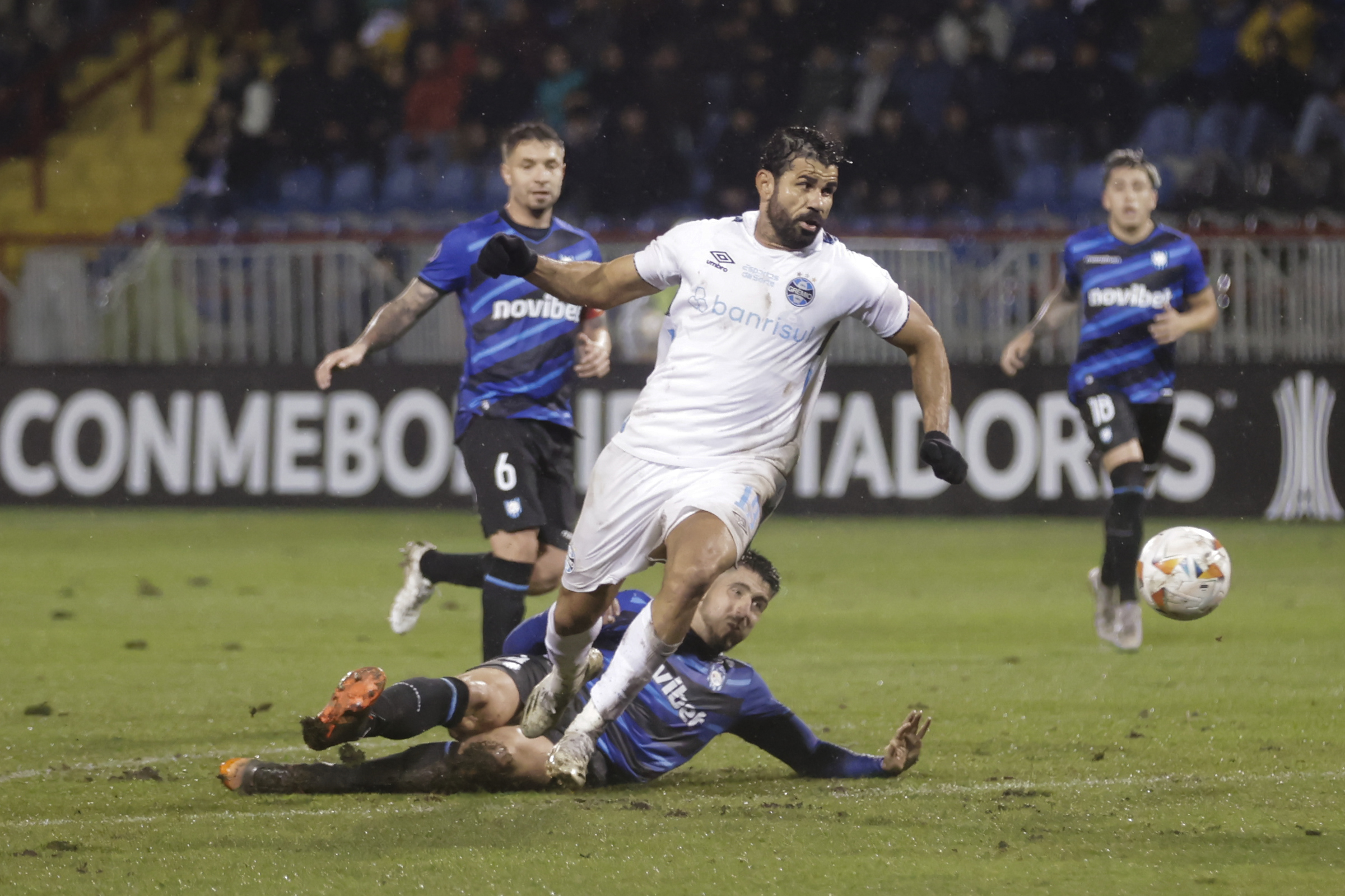 AMDEP3010. TALCAHUANO (CHILE), 04/06/2024.- Diego Costa (c) de Gremio avanza con el balón este martes, en un partido de la fase de grupos de la Copa Libertadores entre Huachipato y Gremio en el estadio Huachipato en Talcahuano (Chile). EFE/ Esteban Paredes Drake
