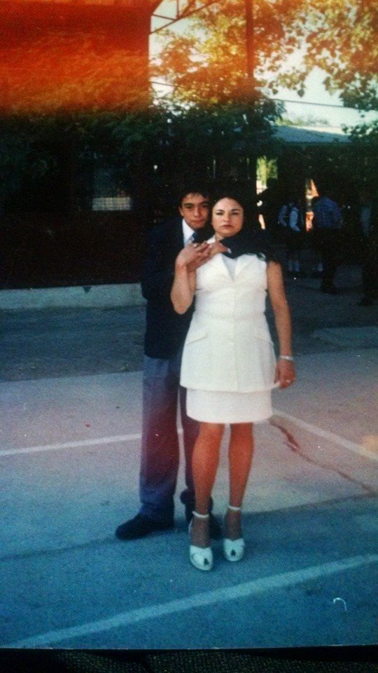 Gladys Zúñiga con su hijo cuando terminó la educación primaria. Crédito: Archivo personal de Gladys Zuñiga