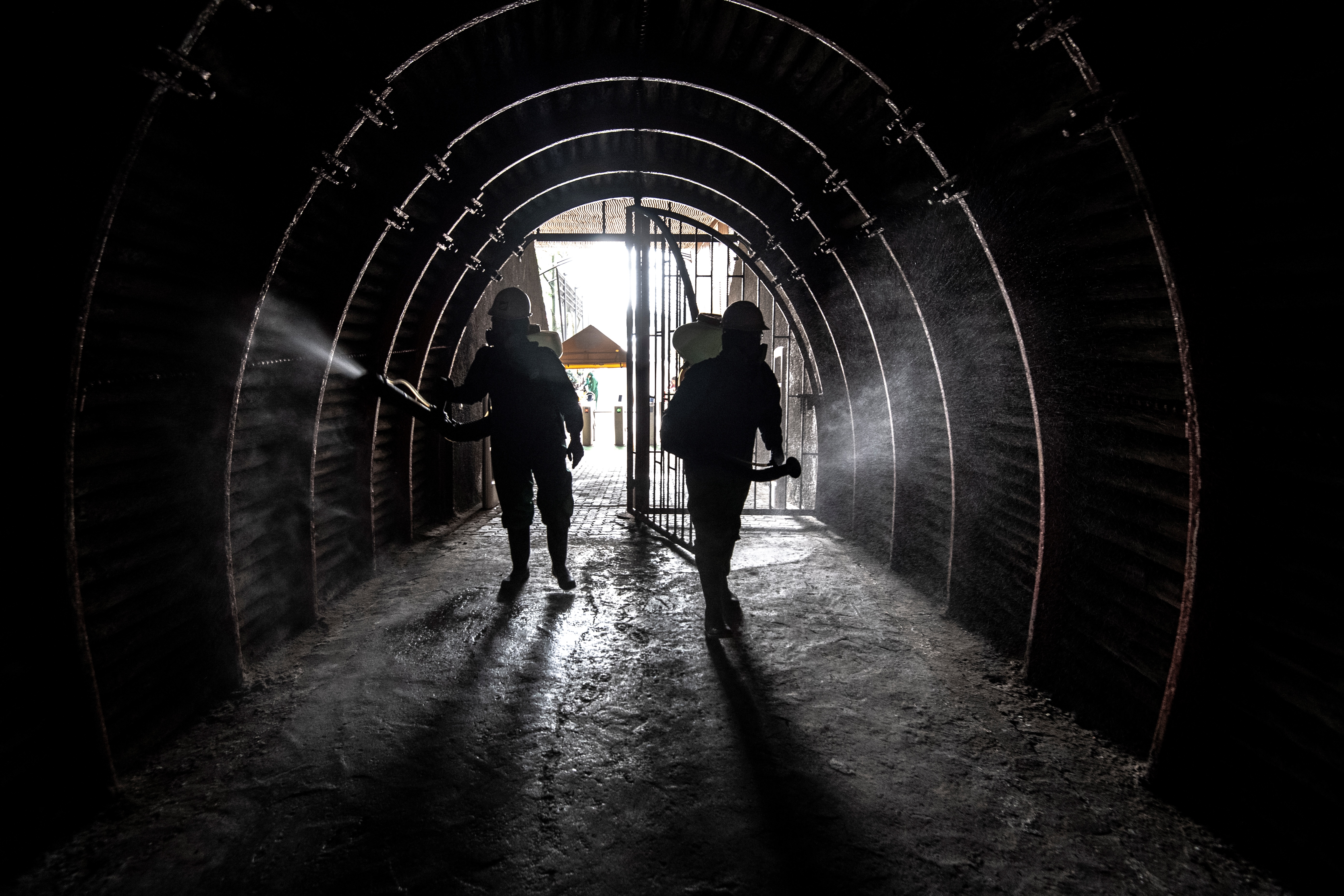 Trabajadores con equipos de desinfección limpian la catedral de Zipaquirá.
