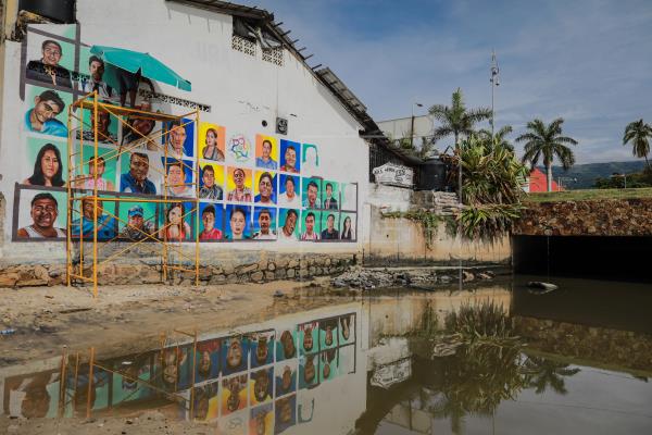 Cada retrato humaniza un semblante distinto, teniendo en cuenta que cada uno cuenta una historia diferente. Por rostro, Alexis Godínez Rodríguez tarda alrededor de cuatro a cinco horas.