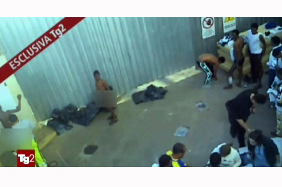 Indignación en Lampedusa por fumigar a inmigrantes contra la sarna